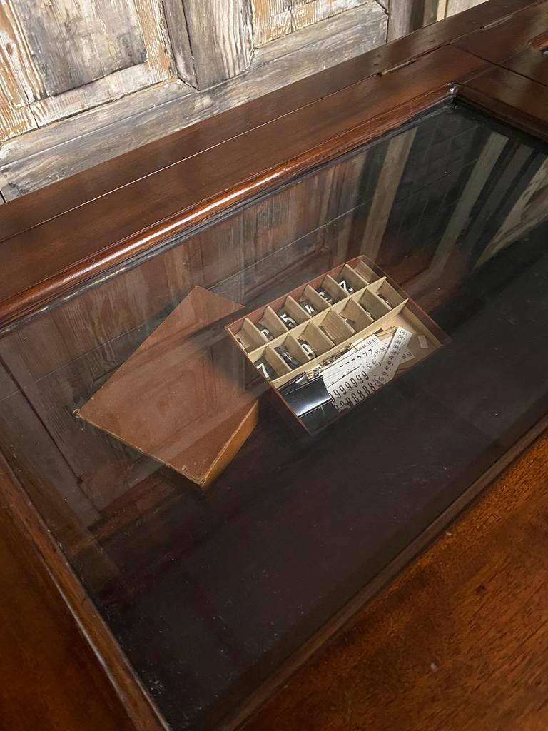 Exclusieve Oude Toonbank, Vitrine-tafel, Sidetable. image 8