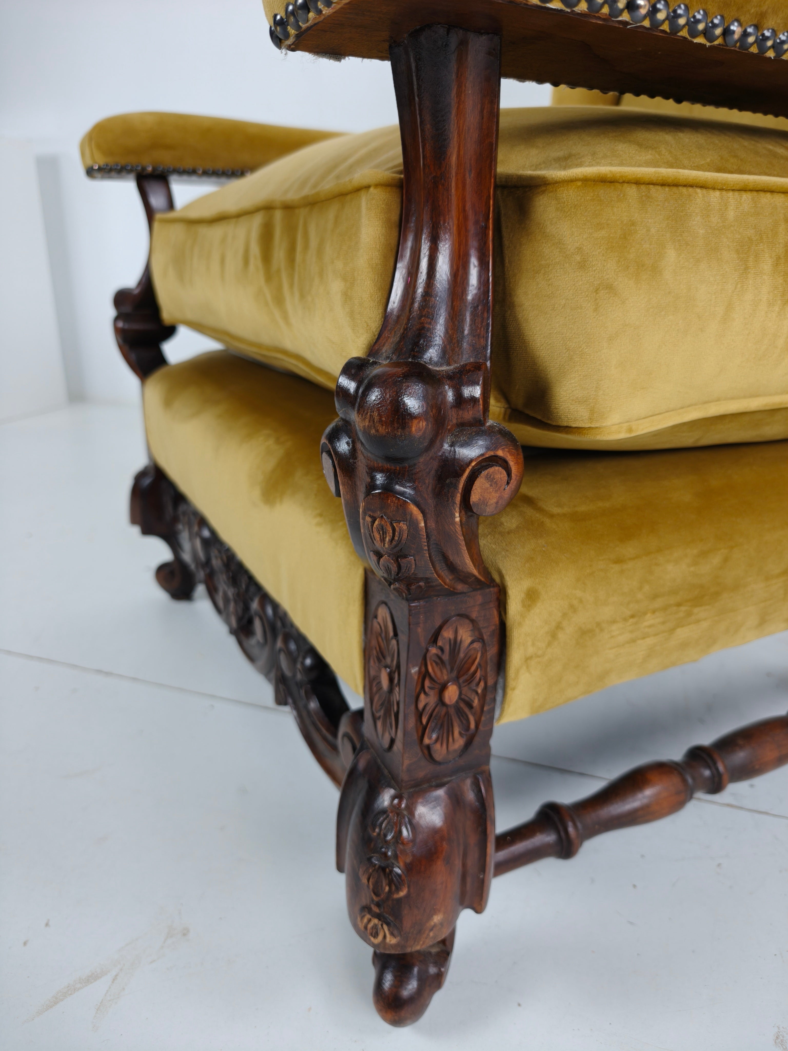Paar 19e-eeuwse Gesneden Notenhouten Fauteuils – Bloemmotieven – Fluwelen Bekleding image 9