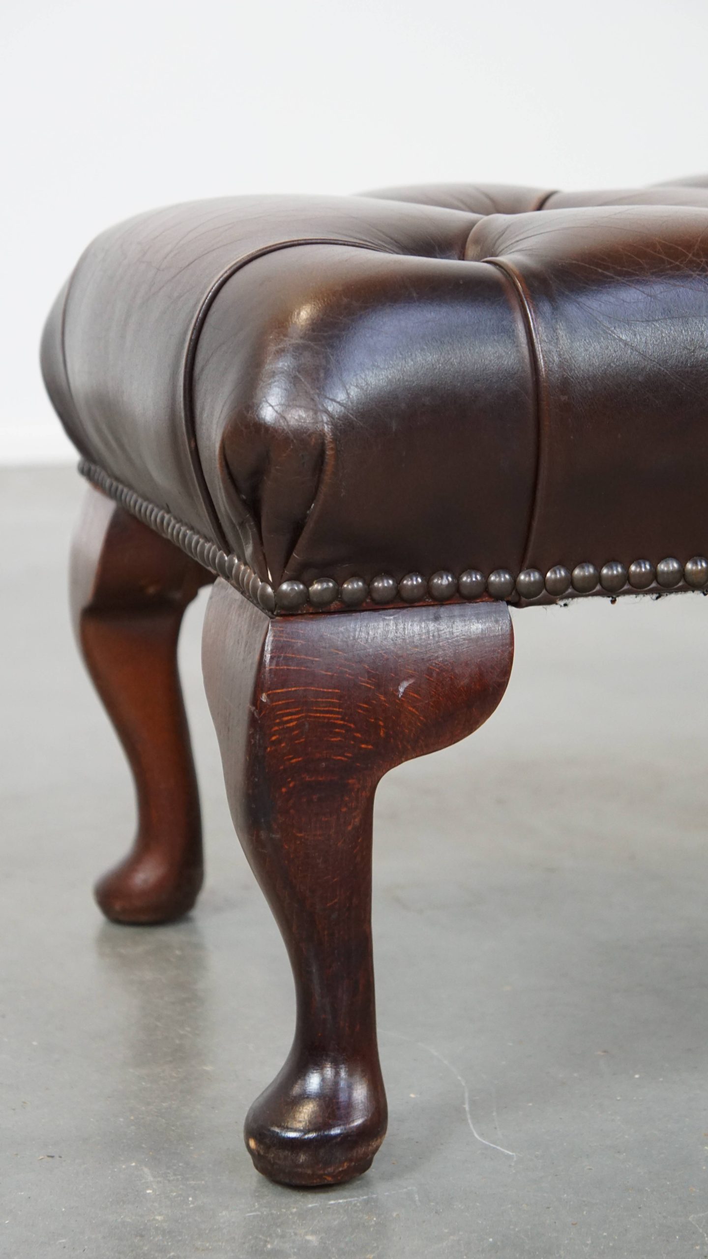 Sierlijke, Donkerbruine Rundleren Chesterfield Hocker image 8