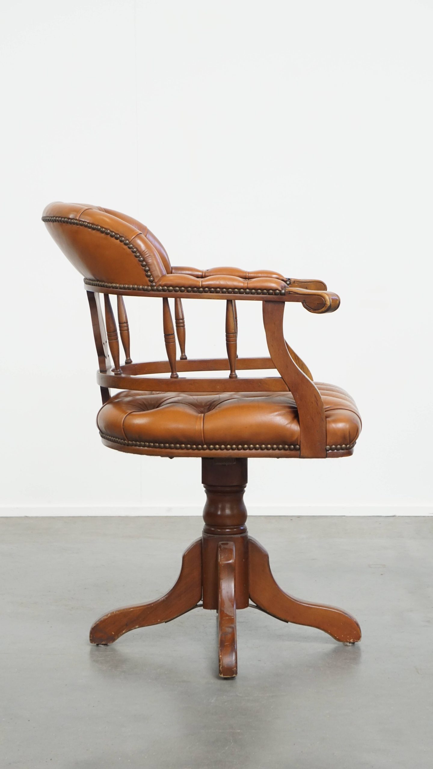 Klassieke Rundleren En Houten Chesterfield Bureaustoel In Engelse Stijl, Afgewerkt Met Siernagels image 4
