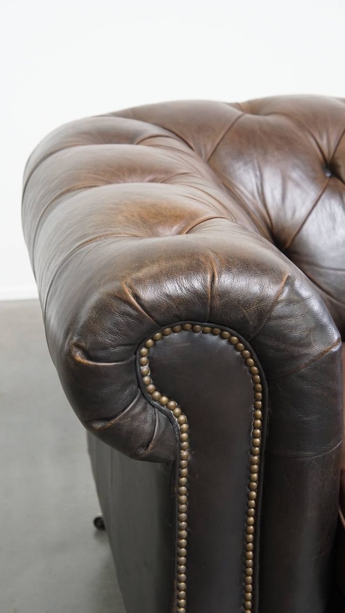 Luxe En Charmante Rundleren 3-zits Chesterfield Bank Op Wieltjes Met Een Onweerstaanbaar Karakter image 10