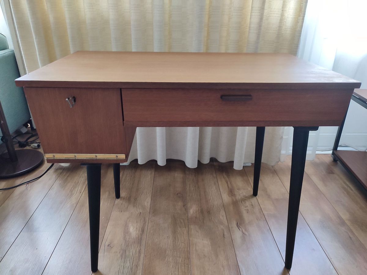 Vintage Houten Bureau Op Zwarte Poten Met Lade En Kastje image 16
