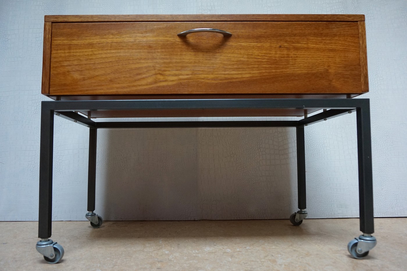 Kleine Vintage Houten Klepkastje Met Stalen Frame Op Wielen, Jaren 70 image 6