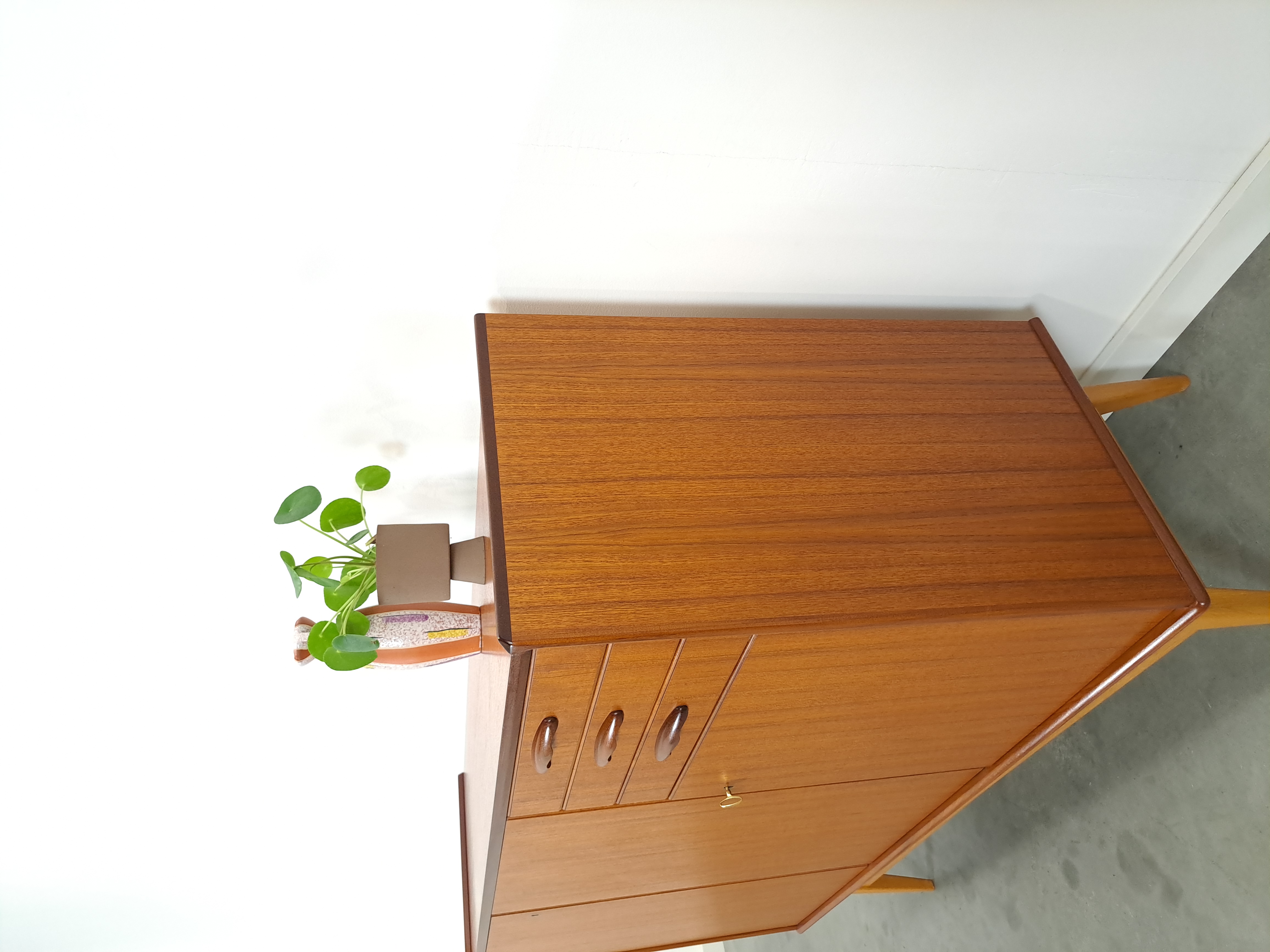 Teak Kast Met Schuine Poten En Lades Uit Zweden image 15