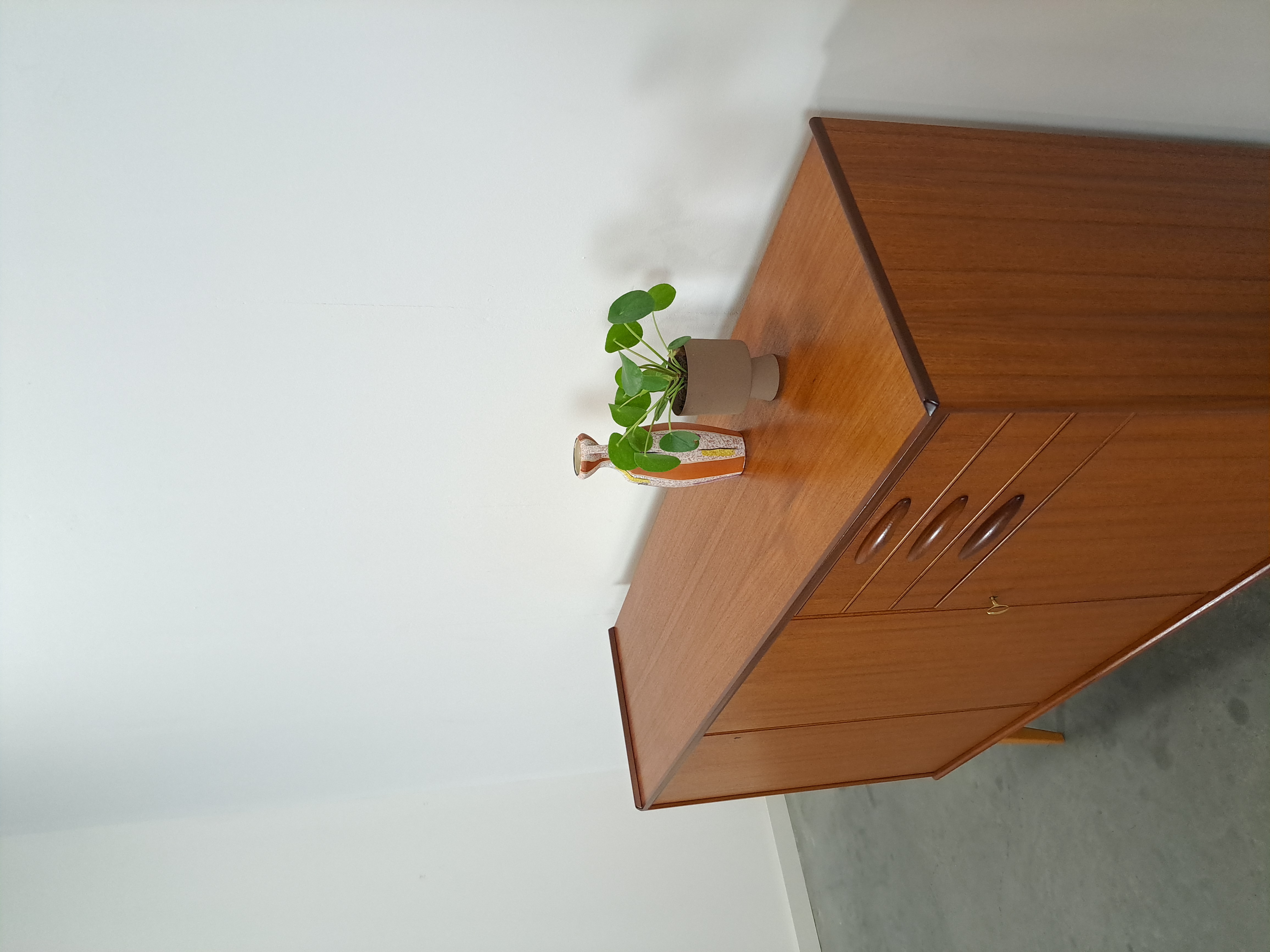 Teak Kast Met Schuine Poten En Lades Uit Zweden image 16