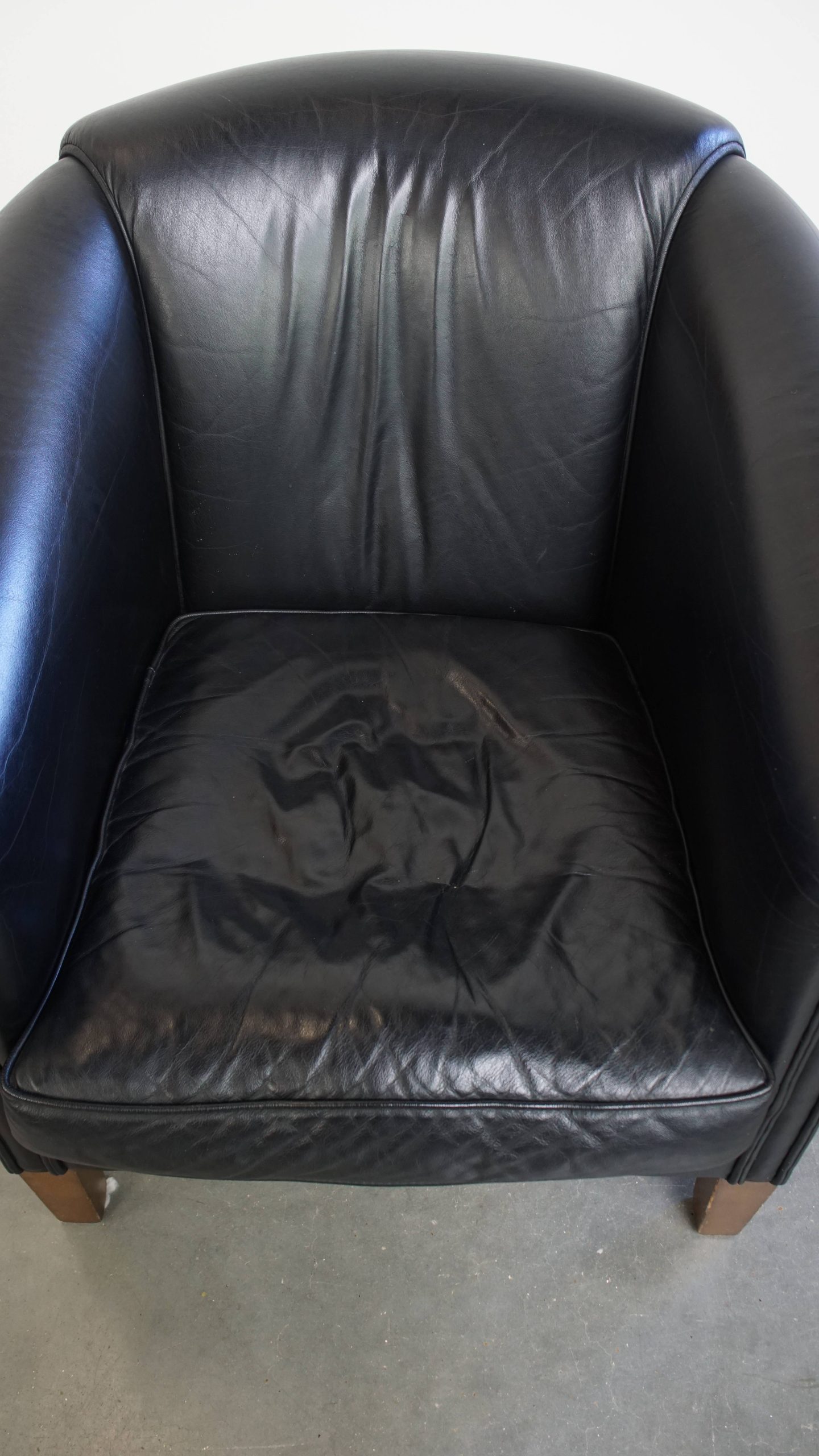Geweldige Zwarte Rundleren Clubfauteuil In Engelse Stijl Met Een Tijdloos Design image 11