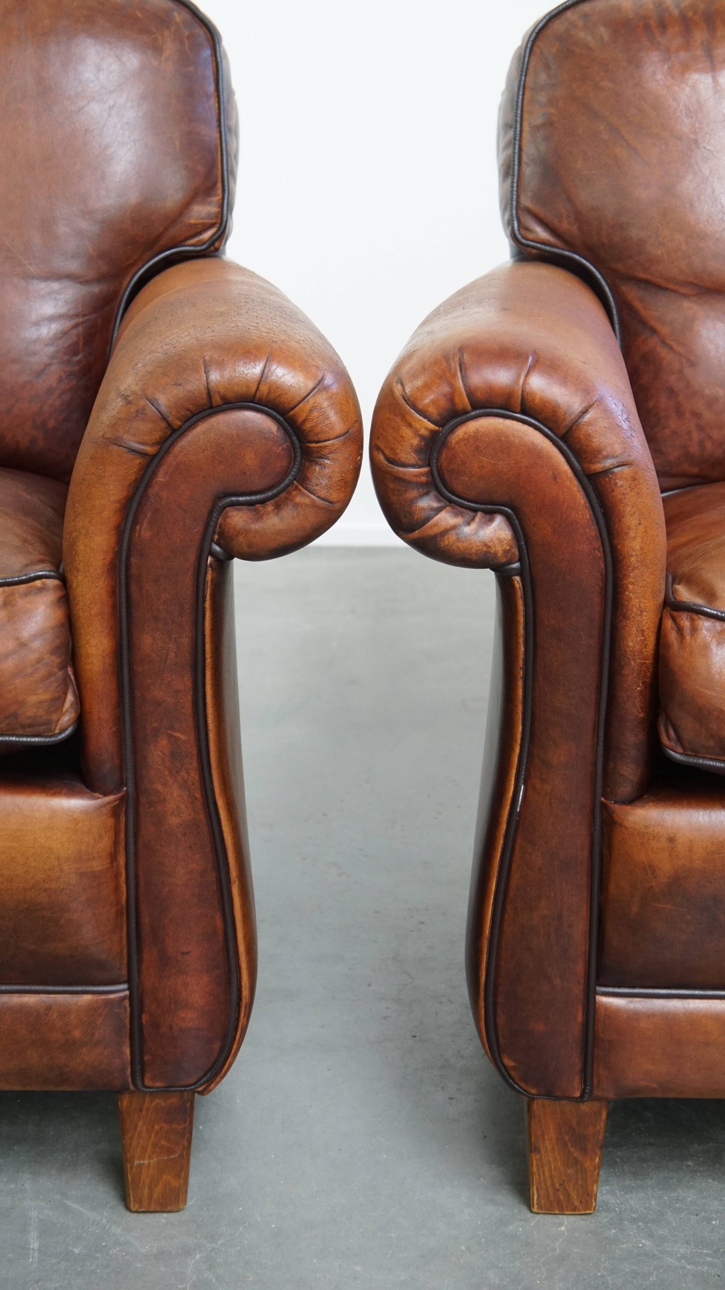 Set Van 2 Schapenleren Armchairs In Engelse Stijl Met Een Unieke Vormgeving En Mooie Kleuren image 11