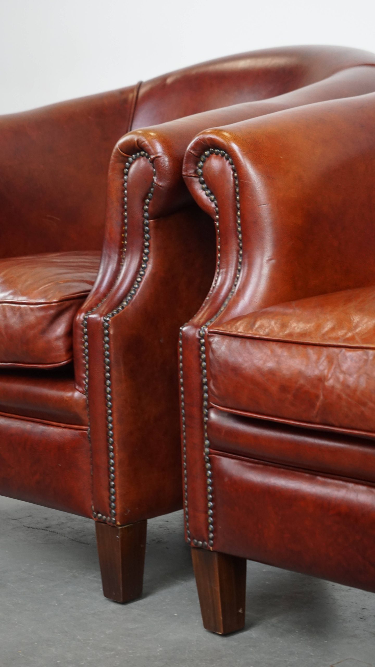 Set Van 2 Cognac-kleurige Rundleren Clubfauteuils En Hocker In Engelse Stijl image 21