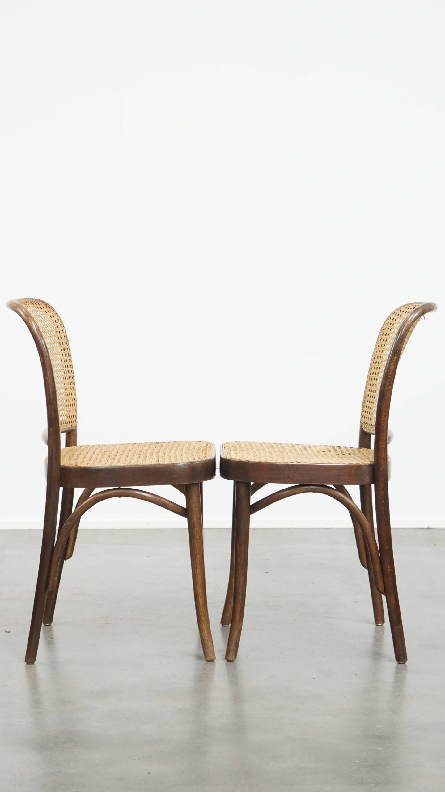 Set Van 2 Tijdloze En Charmante Bistro Stoeltjes In De Stijl Van Thonet Met Uniek Houten Frame image 3