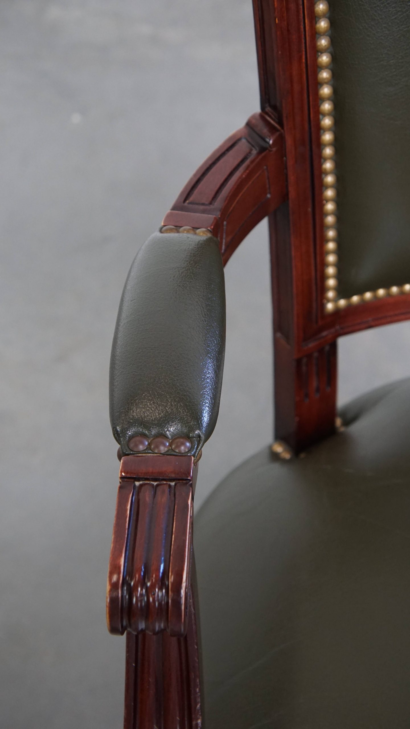 Charmante Groene Rundleren En Houten Bureaustoel Met Siernagels In Engelse Stijl Op Wieltjes image 8