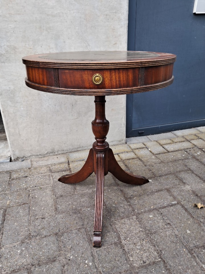 Vintage Bijzettafeltje Met Leder. image 2