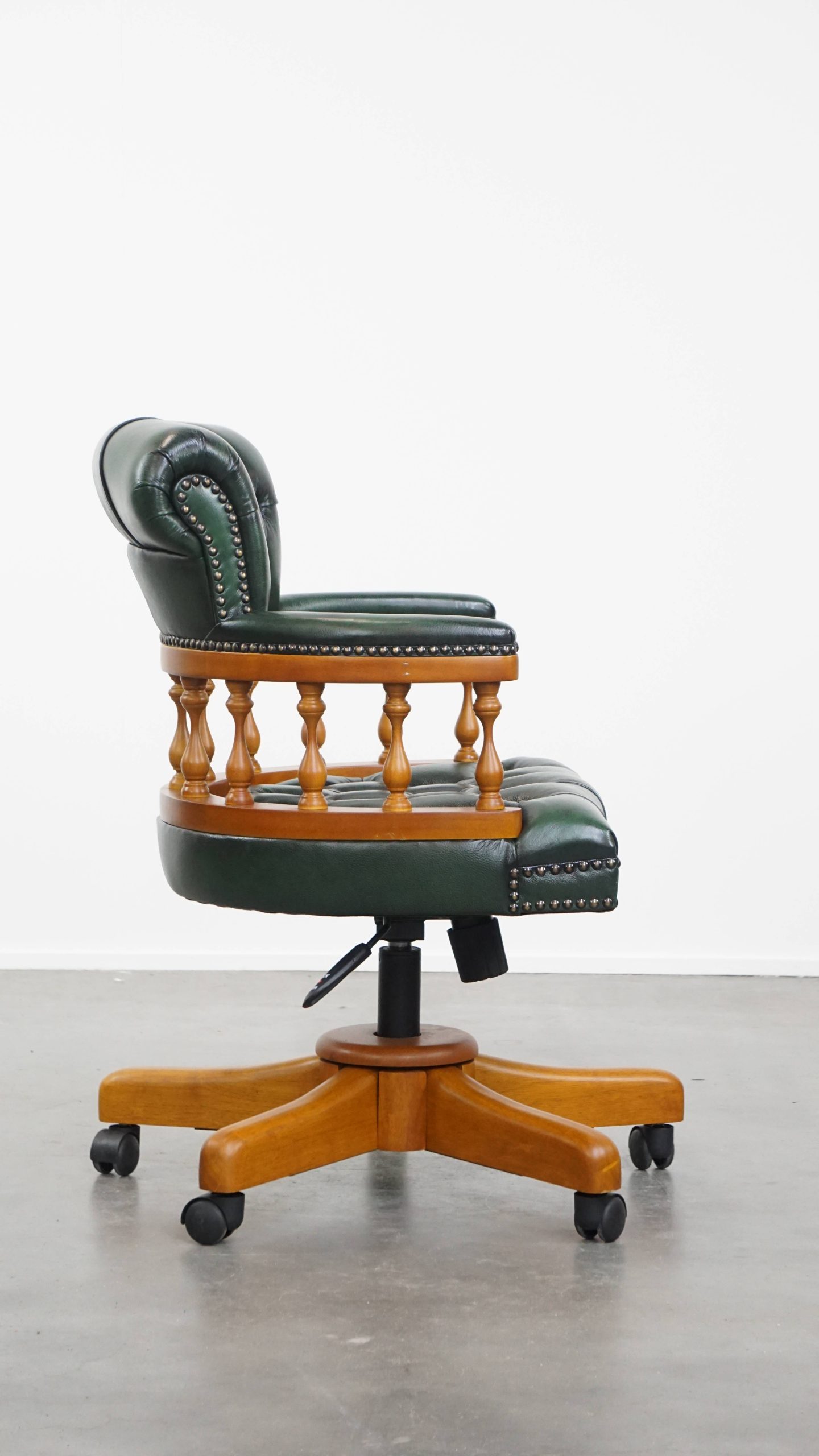 Groene Klassieke En Tijdloze Chesterfield Bureaustoel Gemaakt Van Rundleer Op Wieltjes image 4