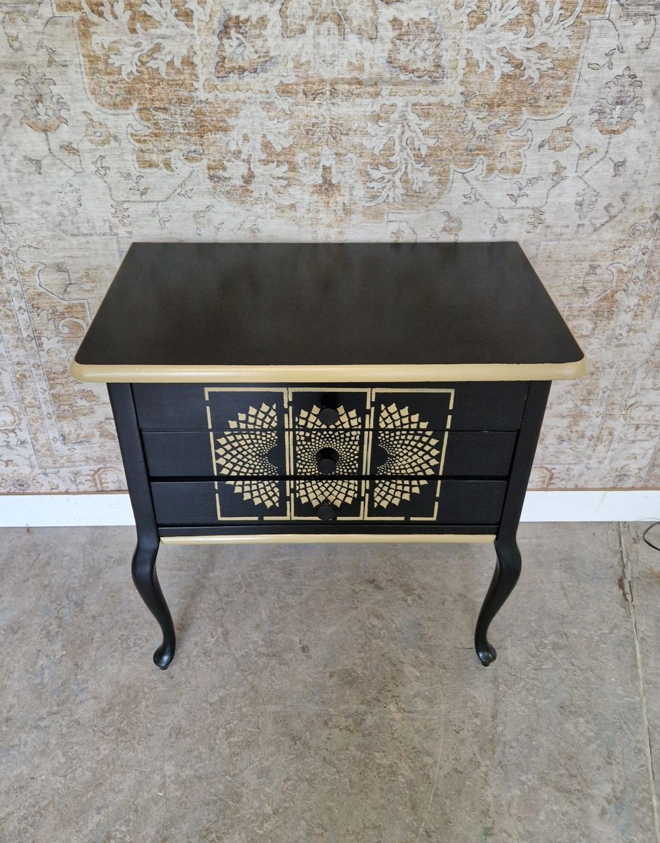 Queen Anne Dressoir/ Handbeschilderde Kastje image 5