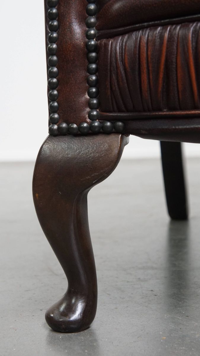 Luxe, Warm Gekleurde, Bruine Rundleren Chesterfield Oorfauteuil Met Unieke Details image 12