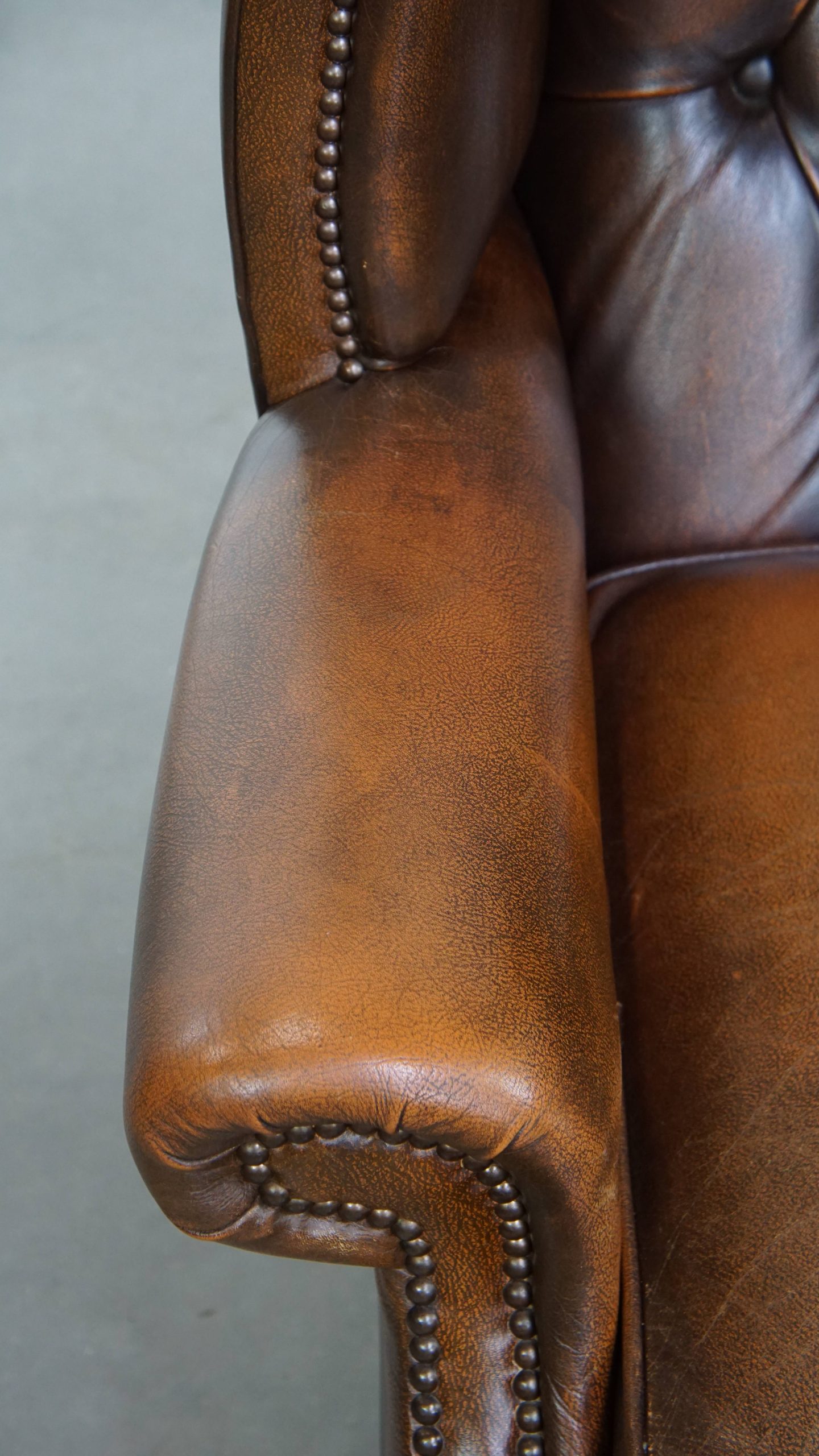 In Nette Staat Verkerende Klassieke Cognac Bruine Rundleren Chesterfield Oorfauteuil image 7