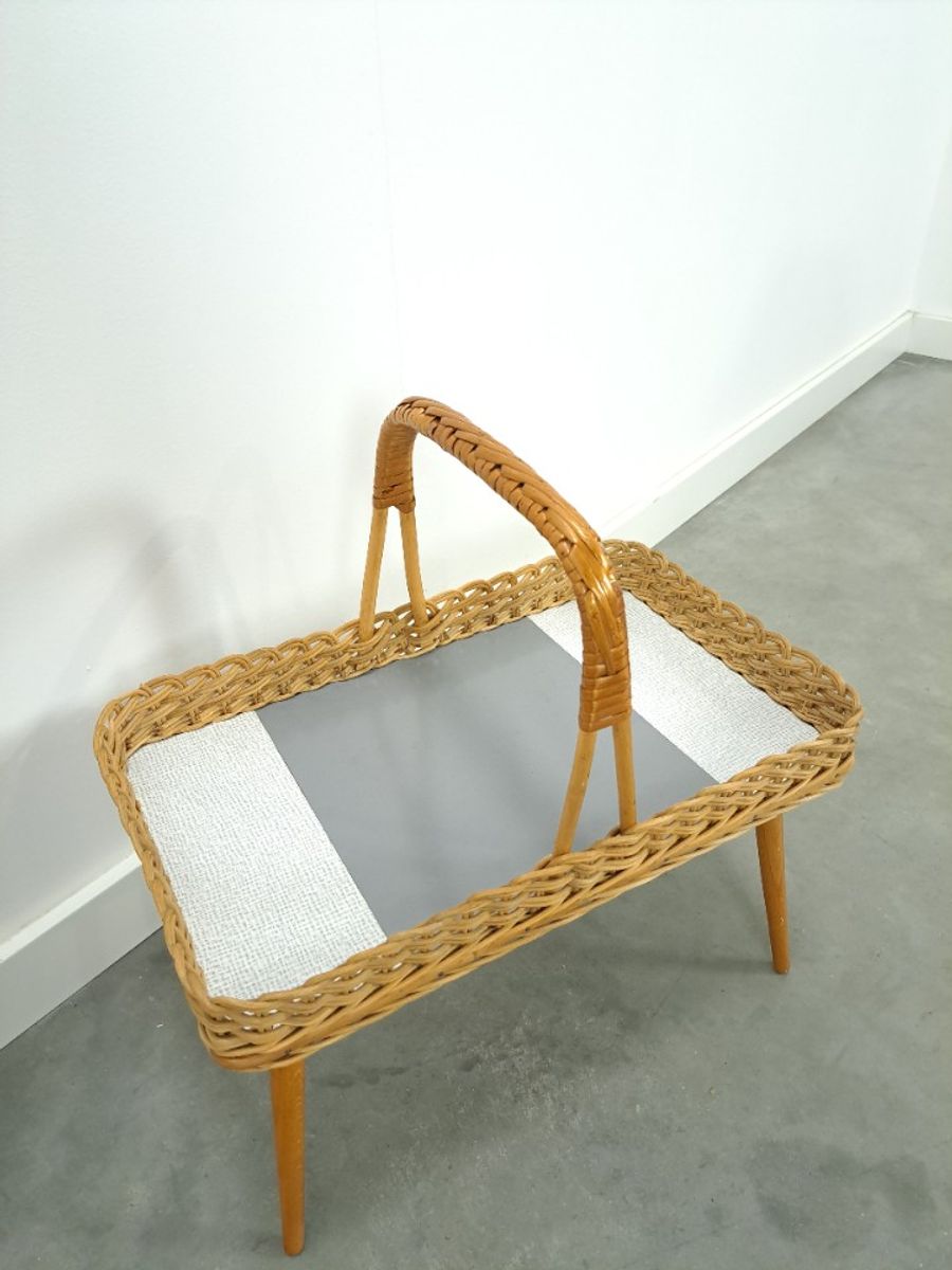 Rotan Dienblad Op Poten Met Grijs Formica image 3
