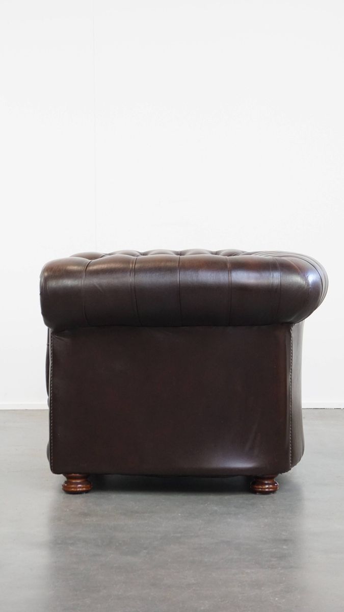 Imposante, Engelse Rundleren Chesterfield Fauteuil Met Een Comfortabele Zit En Een Diepe Donkere image 5