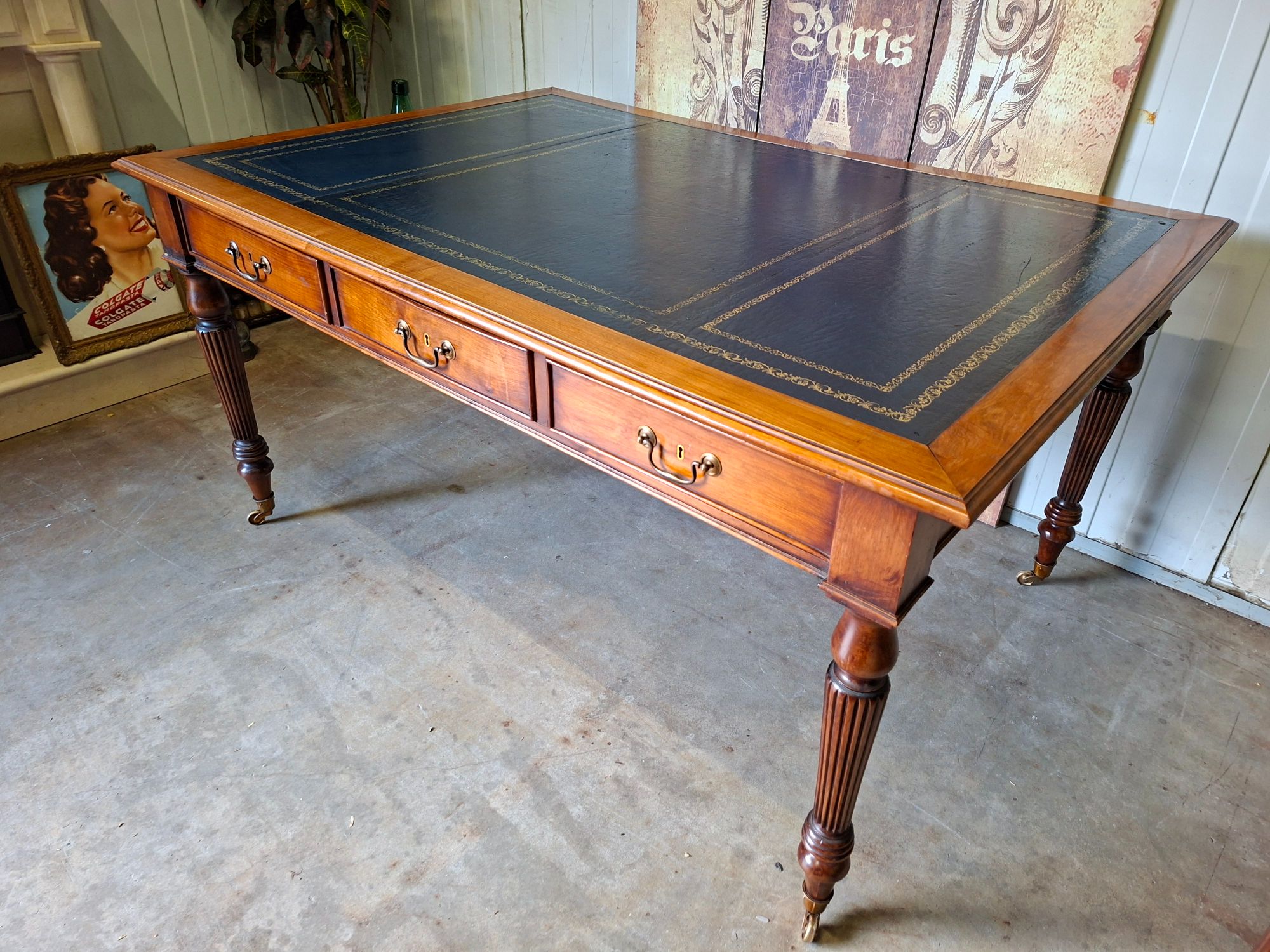 Klassieke Engelse Schrijftafel, Partnerdesk, Dubbelzijdig Lichte Leeftijdsgebonden Gebruikssporen, Afm. 160x90cm En 80cm Hoog. image 3