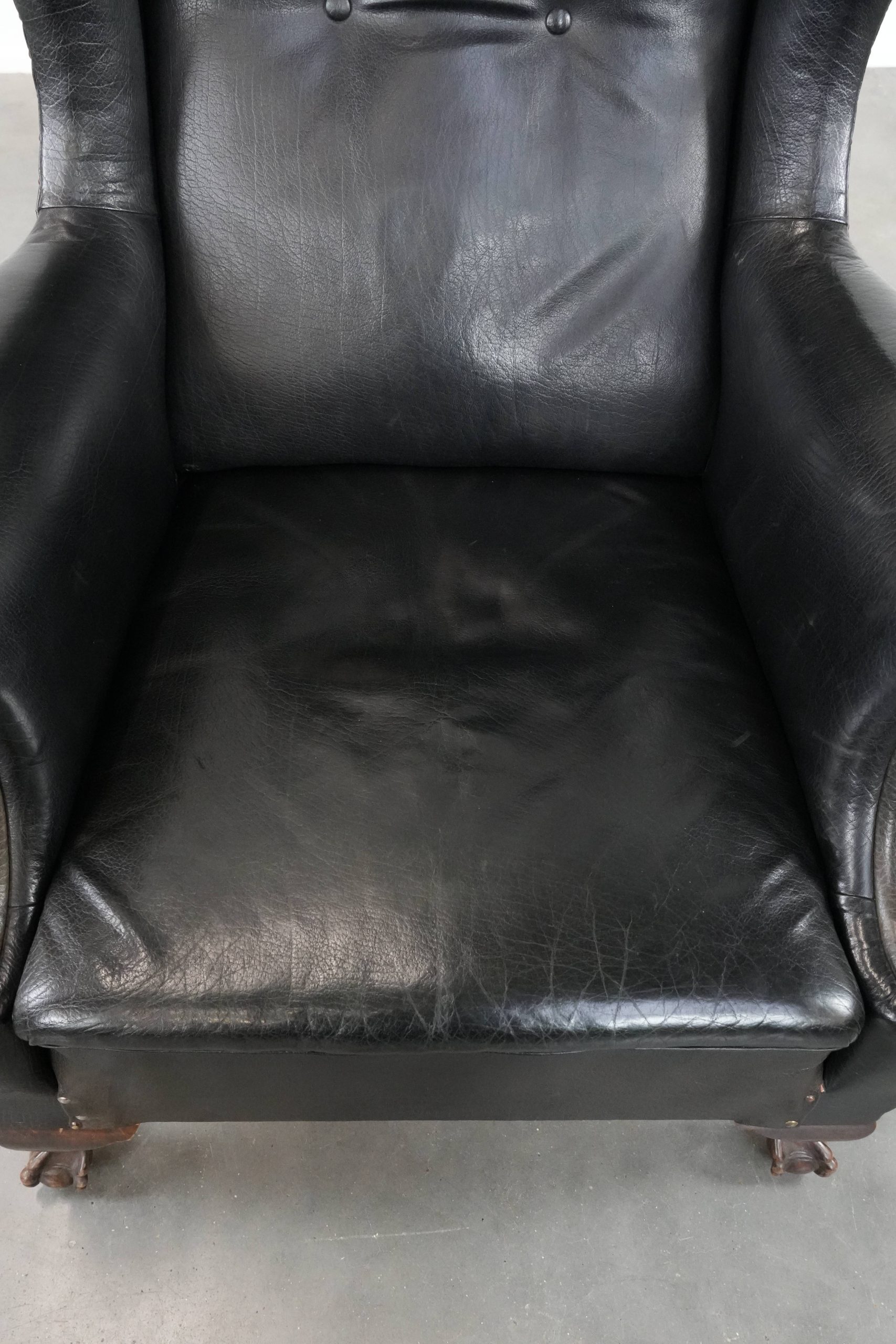 Grote Antieke Zwarte Engelse Rundleren Oorfauteuil Uit Eind 19e Eeuw Met Een Luxe Uitstraling image 7