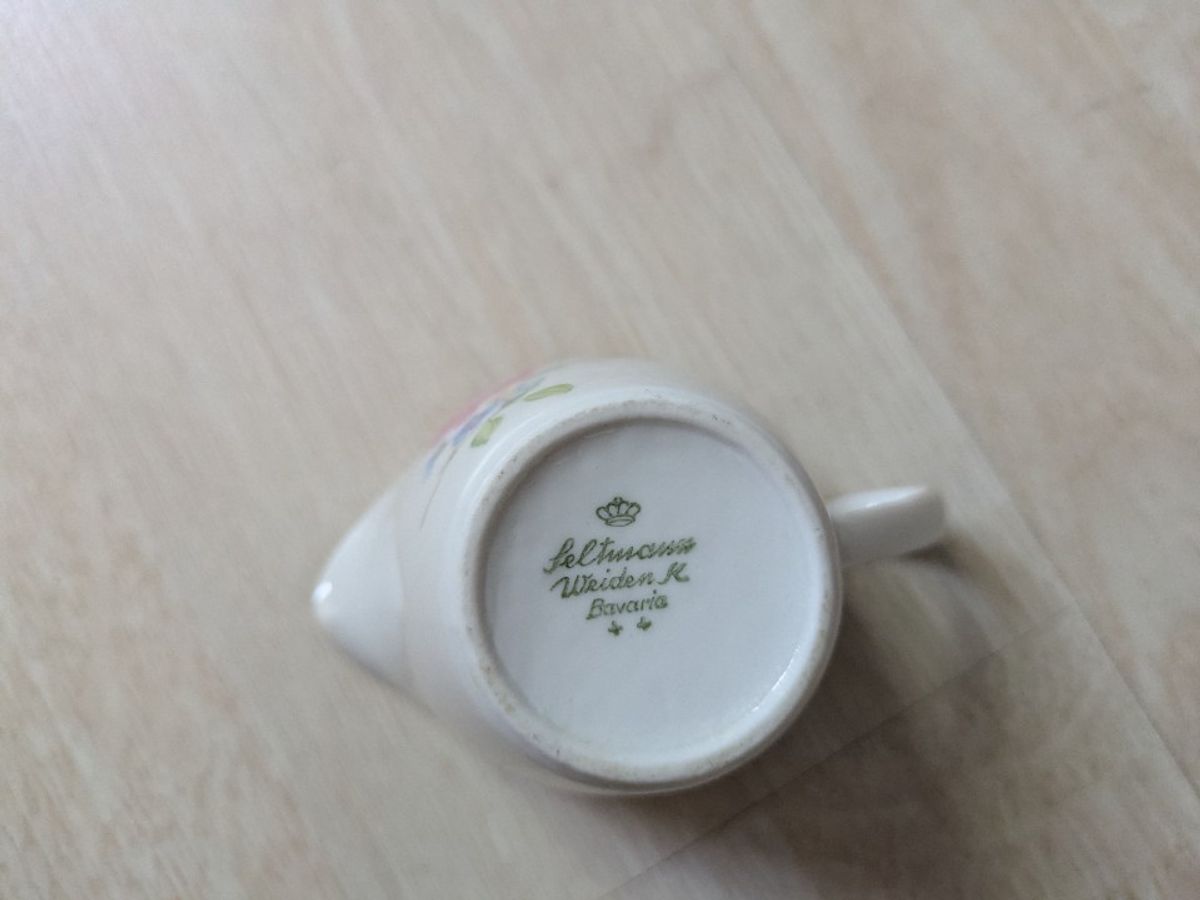 Thee Of Koffiepot, Melk En Suiker En Vijf Ontbijtbordjes image 3