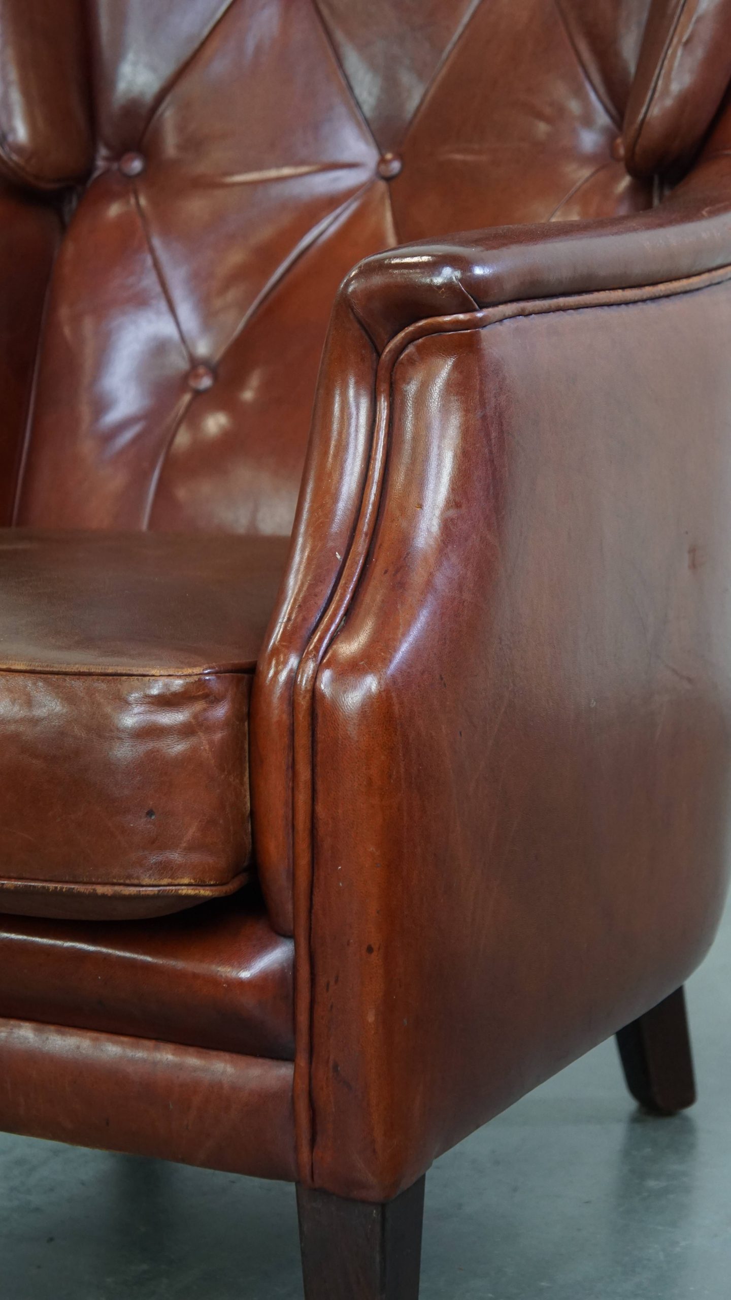 Comfortabele En Karaktervolle Set Van 2 Schapenleren Chesterfield Fauteuils Met Hocker image 13