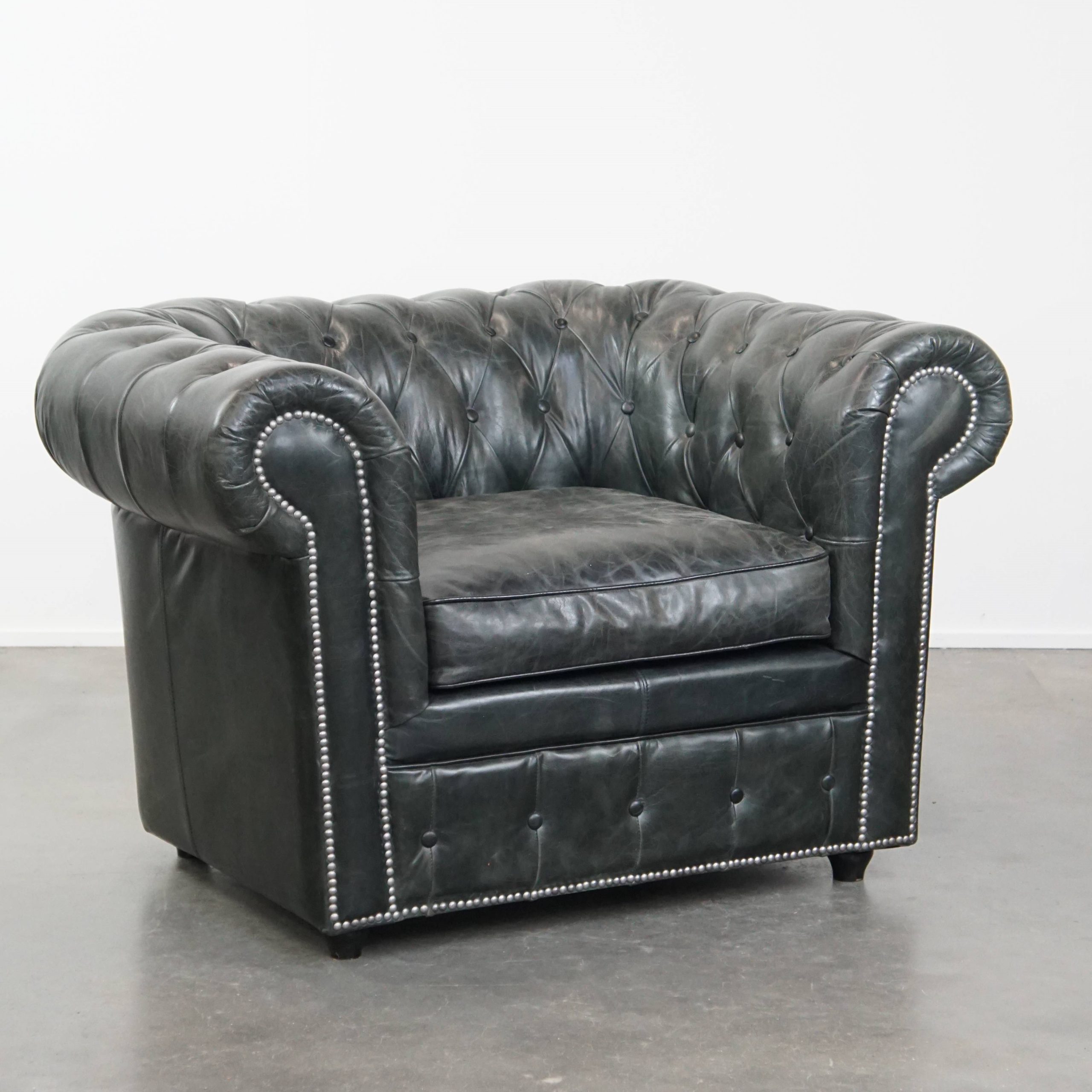 Tijdloze En Klassieke Ruime Zwarte Chesterfield Fauteuil Van Karaktervol Generfd Rundleer image 2