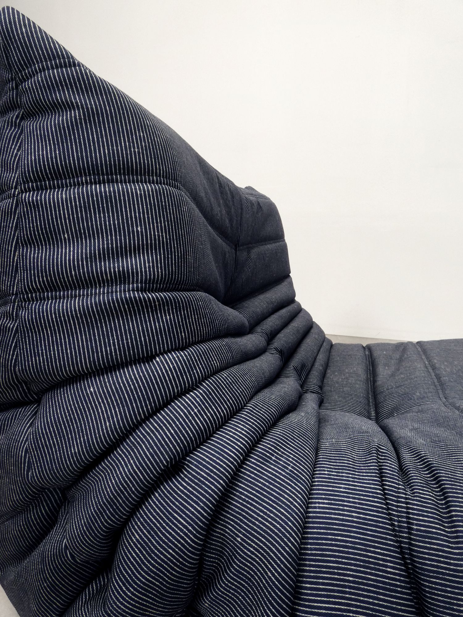 Ligne Roset Togo - 1 Zit & Poef - Blauw Pinstripe Stof image 5
