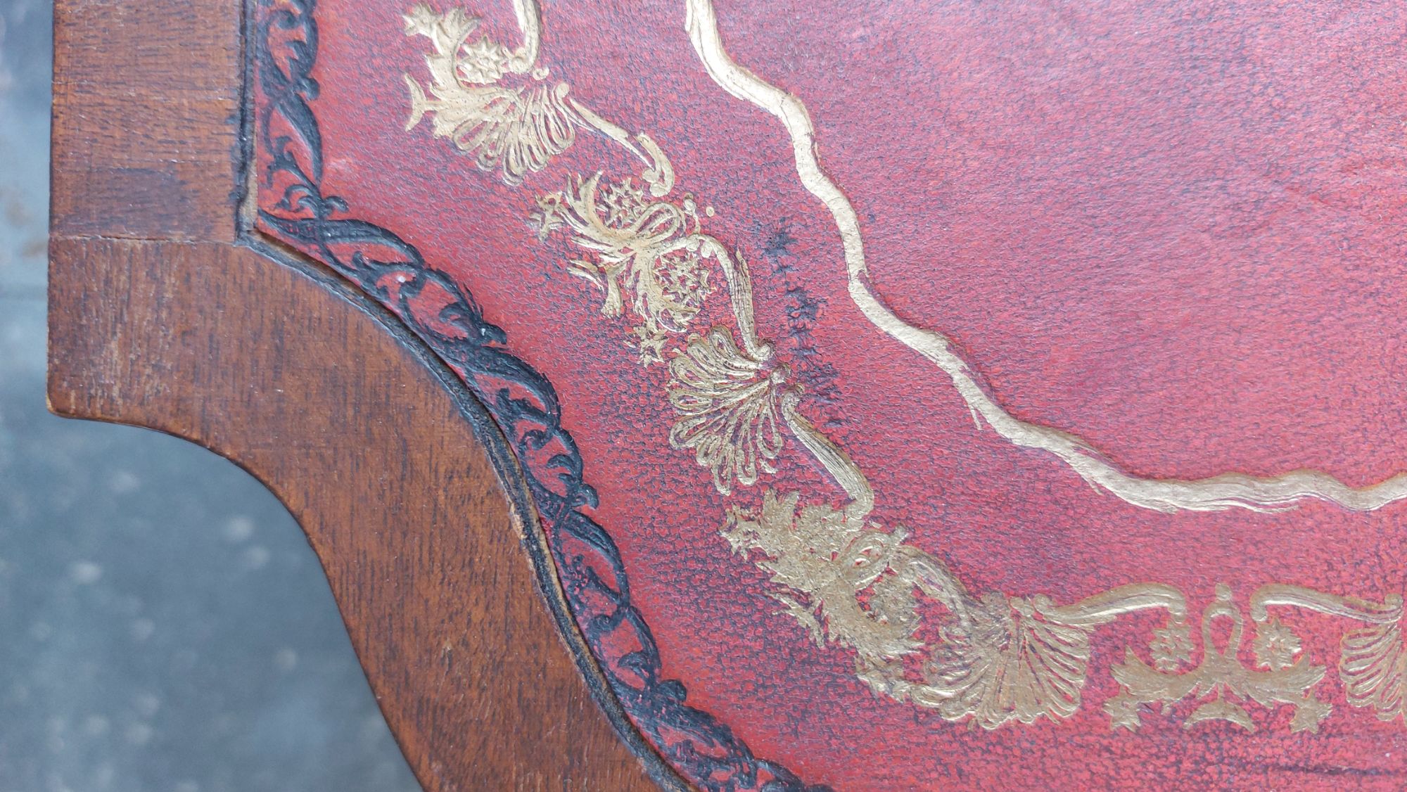 Bijzettafeltje Met Rood Leder Blad Met Goudkleurige Sierrand image 7