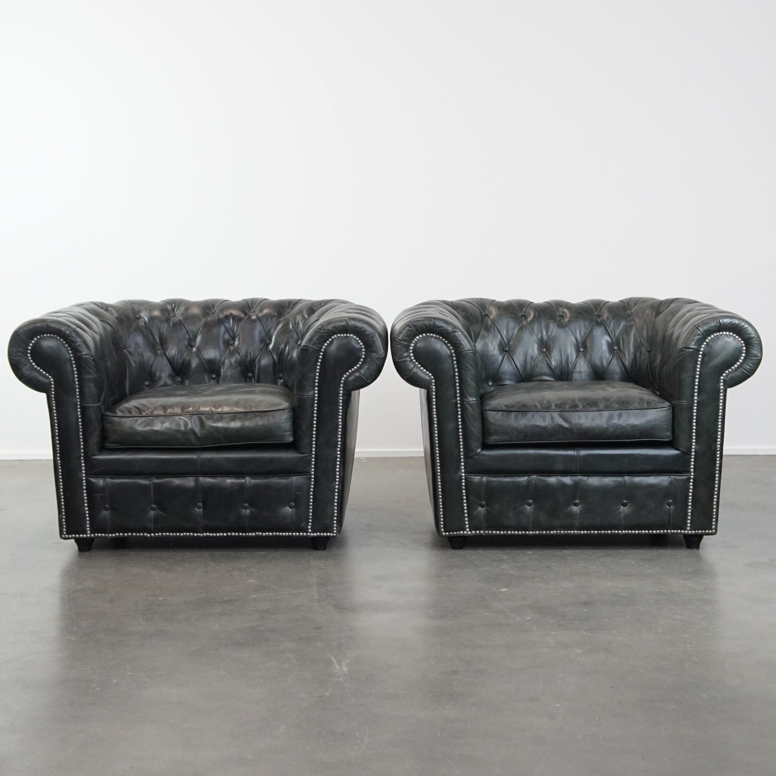 Tijdloze En Klassieke Set Ruime Zwarte Chesterfield Fauteuils Van Karaktervol Generfd Rundleer image 2