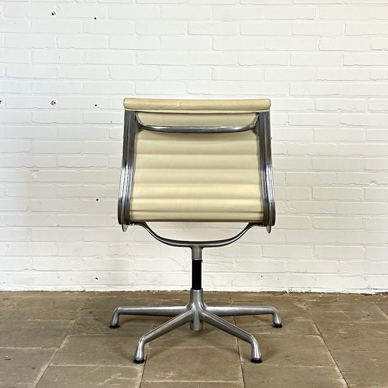 Herman Miller Ea 106 Draaibare Crème Leren Designstoel image 8