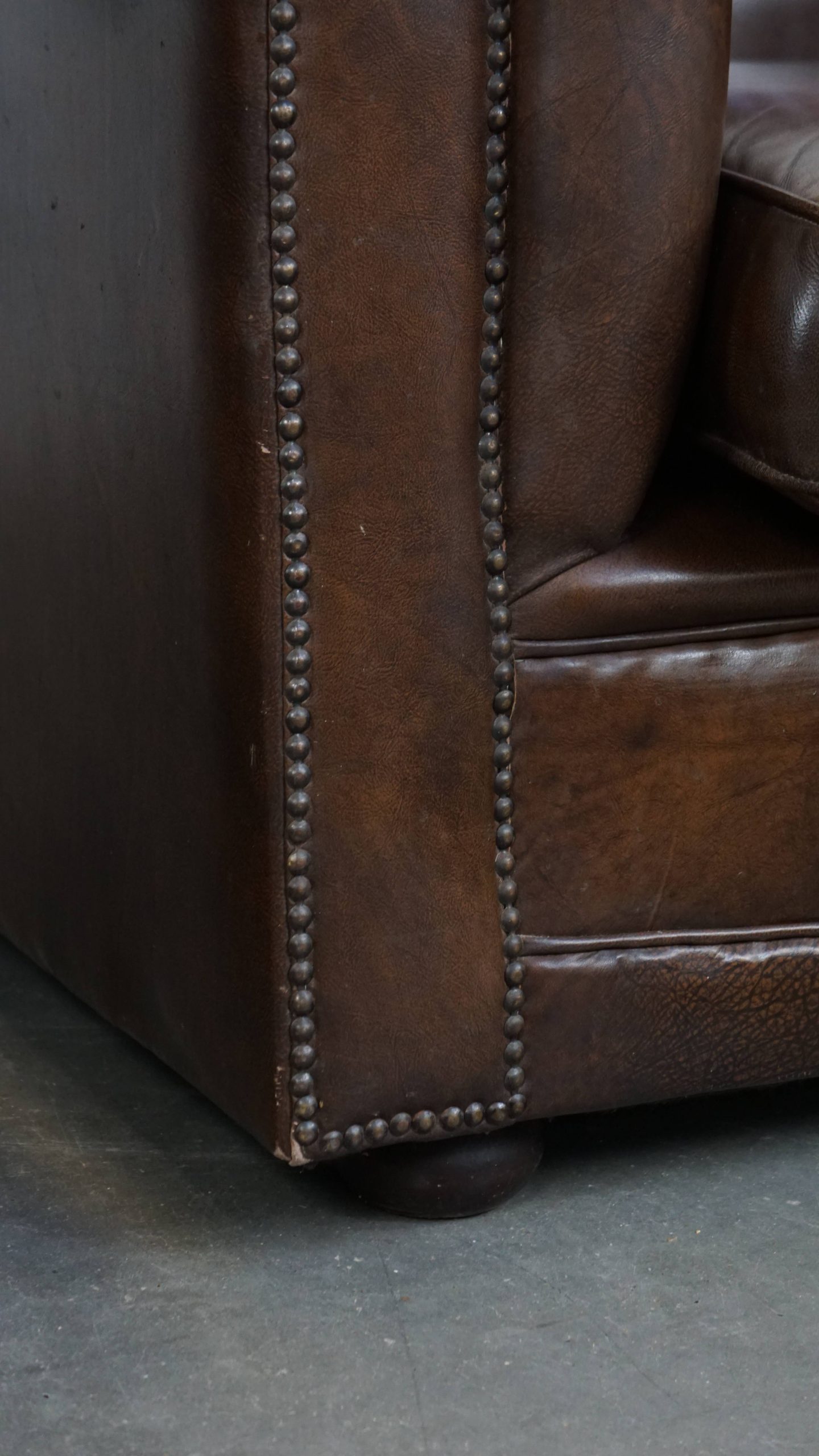 Set Van 2 Grote, Luxe Donkere Gladde Rundleren Engelse Stijl Chesterfield Fauteuils image 12