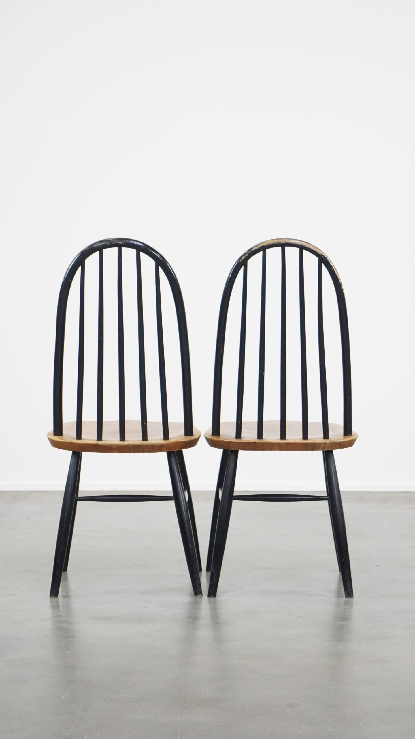 Set Van 4 Vintage Houten Design Stoelen Met Zwarte Spijlen Rugleuning En Bruine Zitting image 6