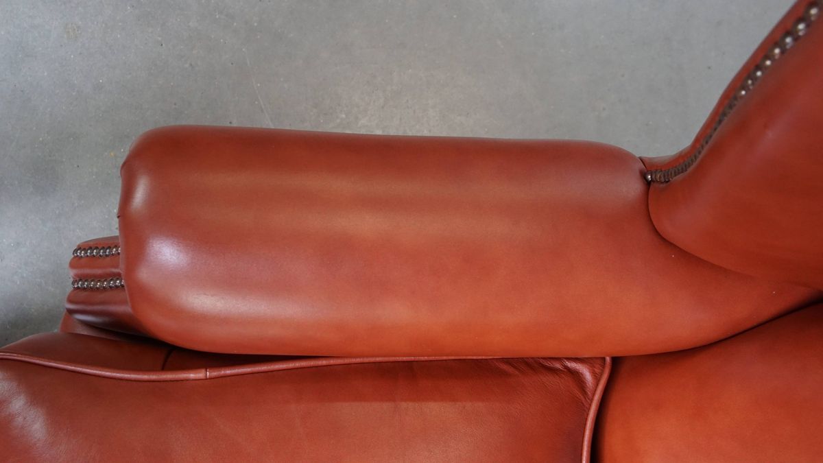 Elegante, Gladde En Comfortabele Engelse Chesterfield Oorfauteuil Van Rundleer image 7
