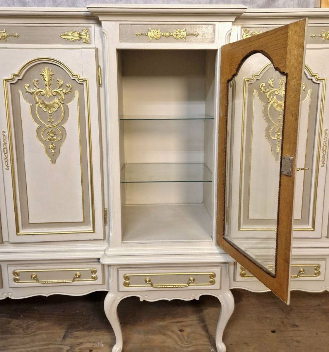 Handbeschilderde Queen Anne Vitrinekast/ Unieke Kast In Creme En Goud image 9