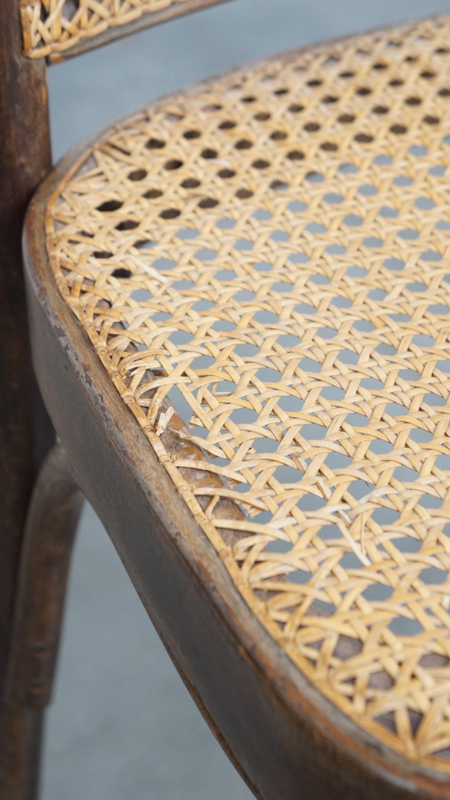 Tijdloos En Charmant Bistro Stoeltje In De Stijl Van Thonet Met Uniek Houten Frame image 10