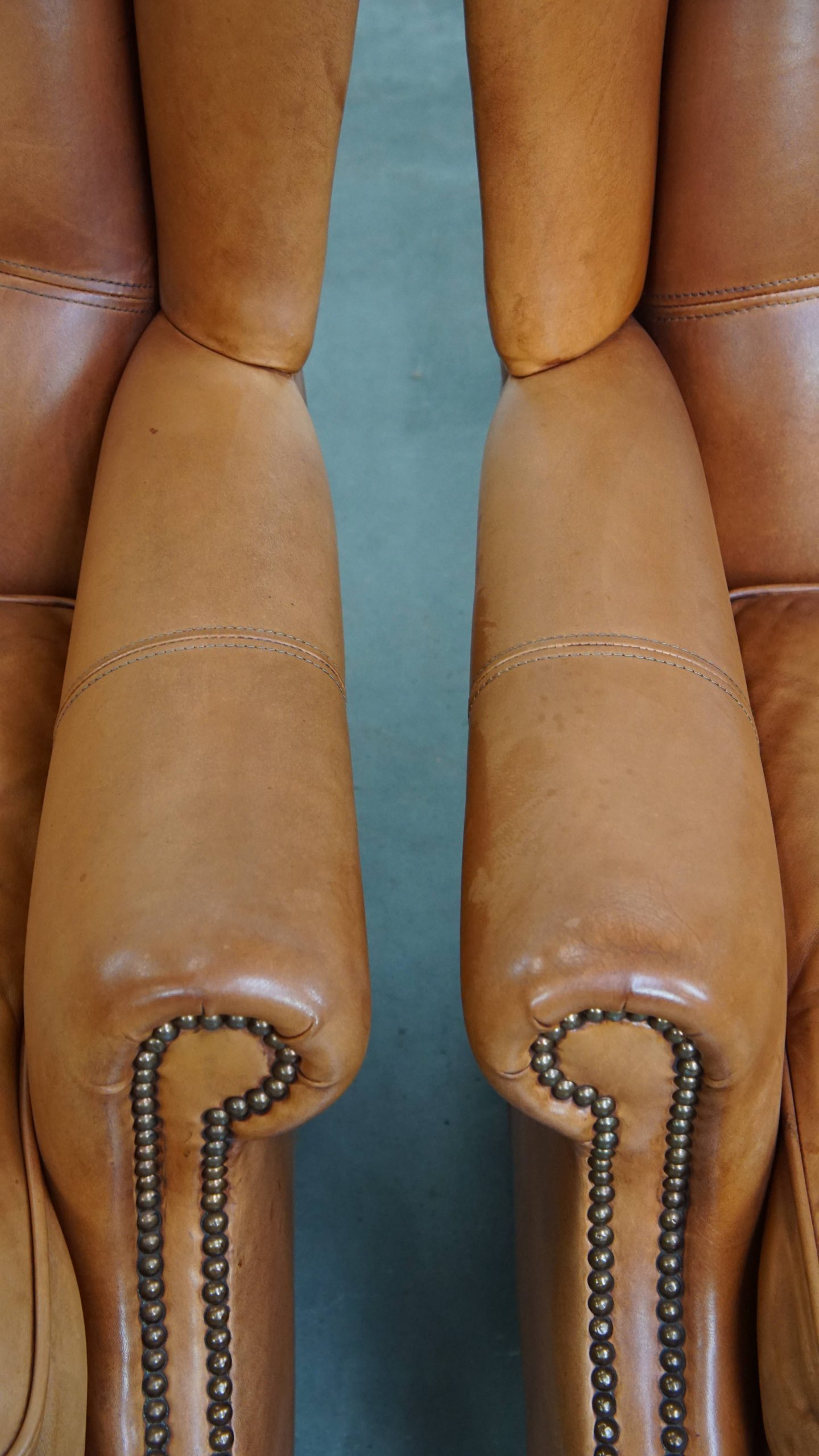 Klassieke En Unieke Set Van 2 Rundleren Oorfauteuils Afgewerkt Met Siernagels En Mooie Details image 9