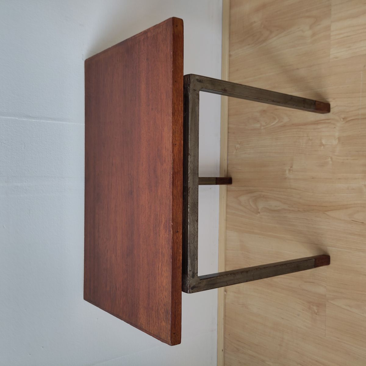 Jaren 60 Bijzettafeltje Hout En Metaal Driepoot image 4