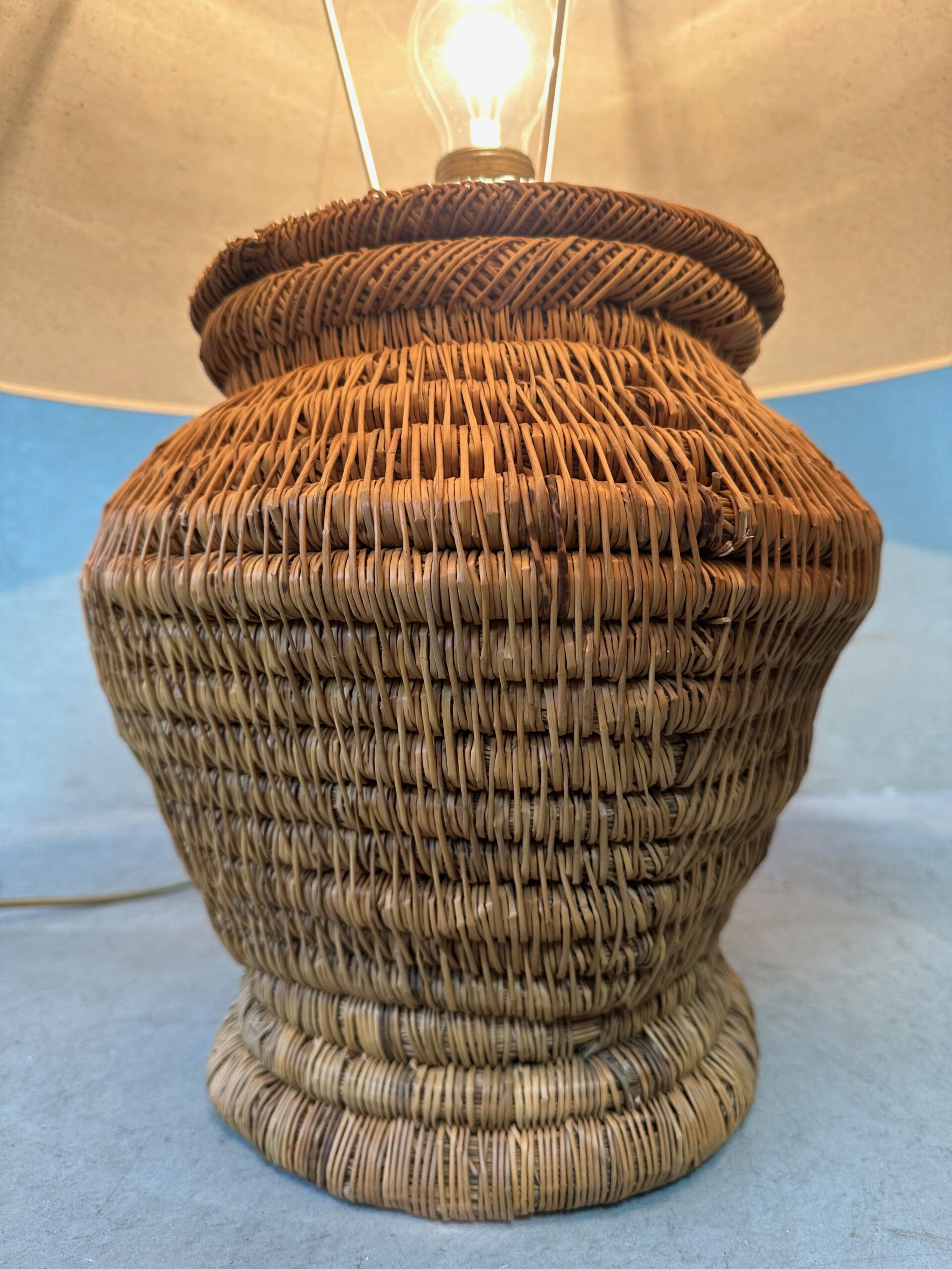 Vintage Tafellamp – Oude Rotan Kruik image 9