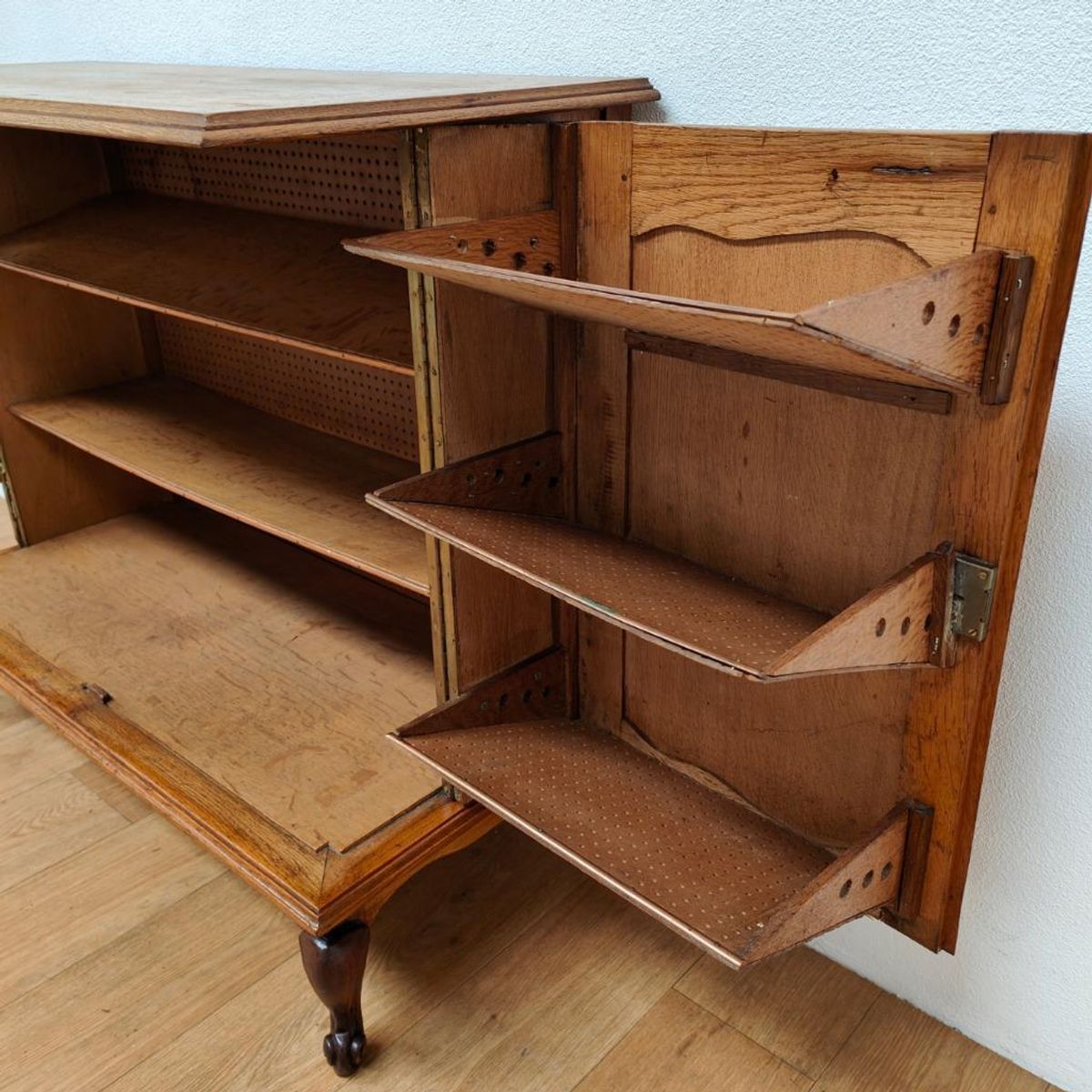 Vintage Queen Ann Schoenenkastje Halkastje Wandkastje Schoenenkast. image 3