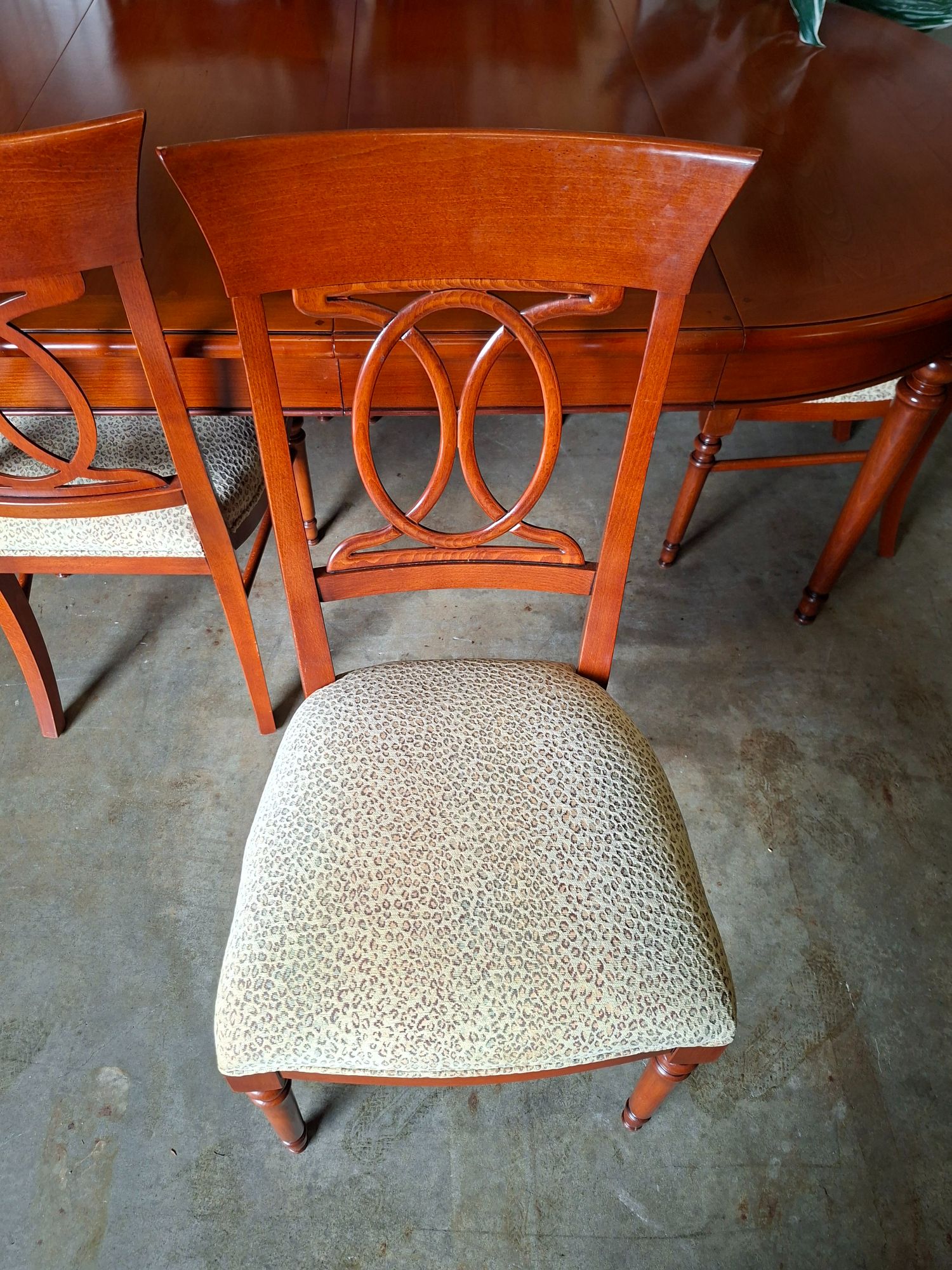 Klassieke Engelse Ronde / Ovale Uitschuifbare Eettafel Met 6st Eetkamerstoelen Kersenhout Afm. 120x120165/210 Cm En 79cm Hoog image 8
