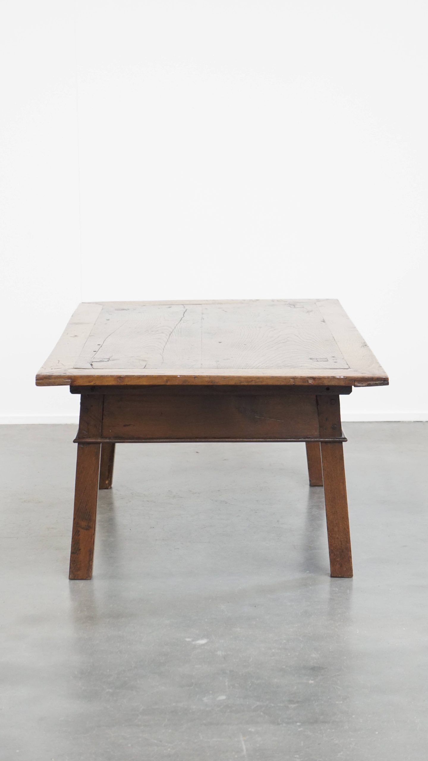 Karaktervolle Antieke Zuid Europese Kastanjehouten Salontafel Uit De 18e Eeuw Met Een Lade image 6