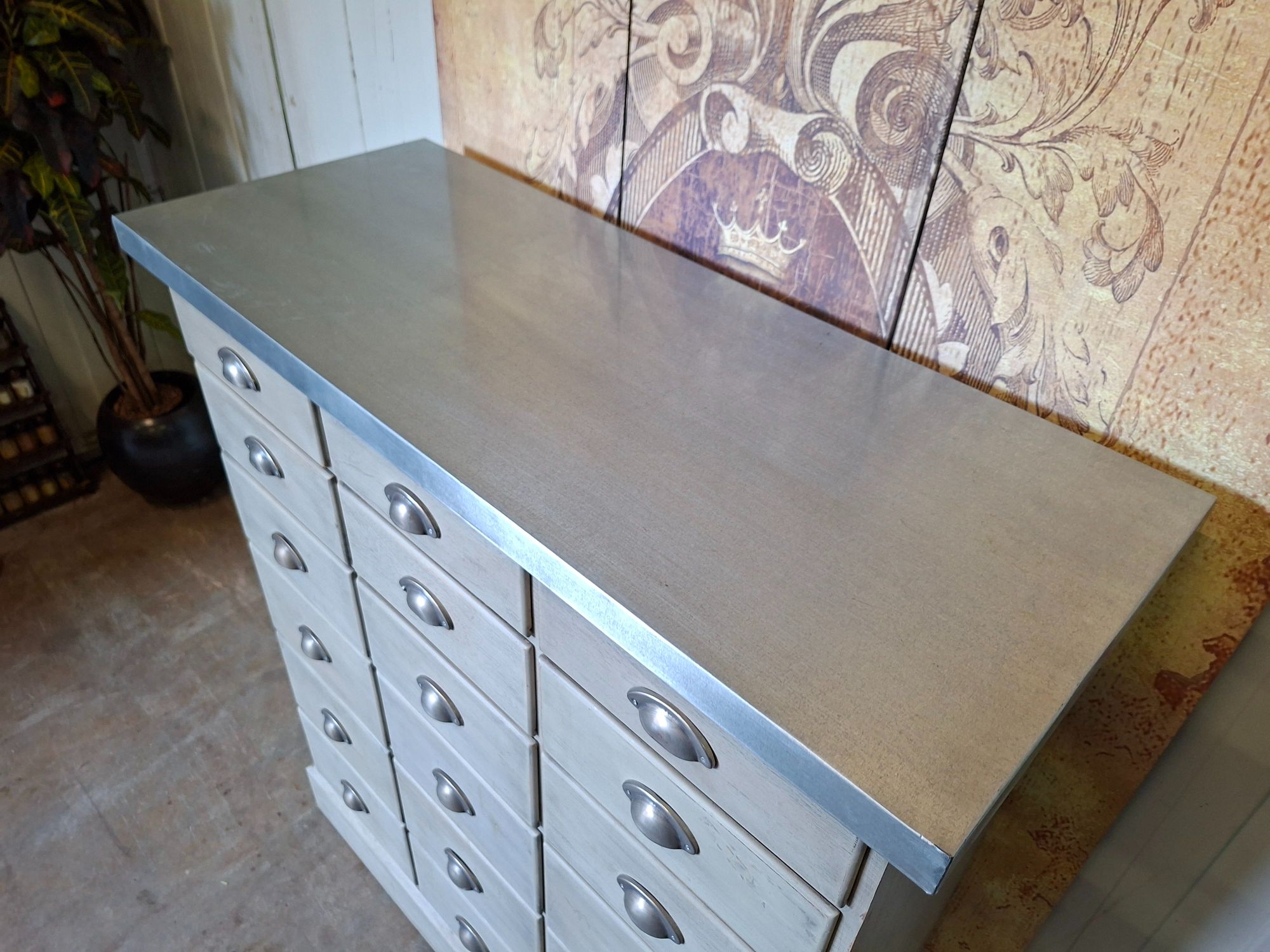 Landelijk Ladekast, Apothekerskast, Archiefkast, Met Metalen Bovenblad Lichte Transportschade Afm. 105x42 En 120cm Hoog. image 6