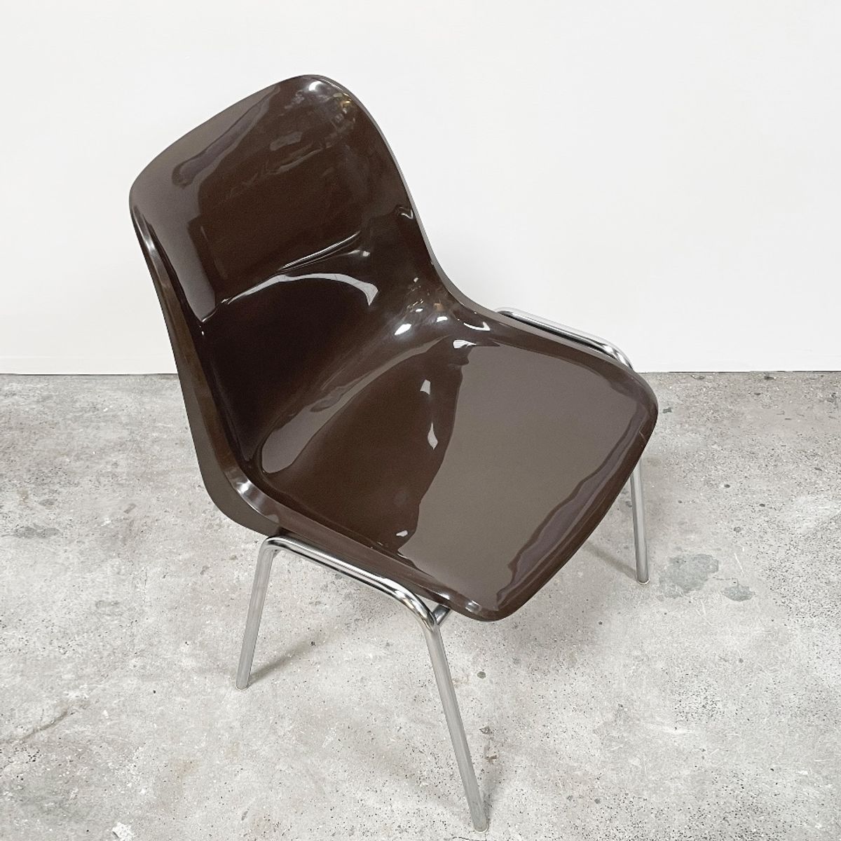 Vintage Helmut Starke Stapelbare Kuip Stoelen, High Gloss Bruin. image 6