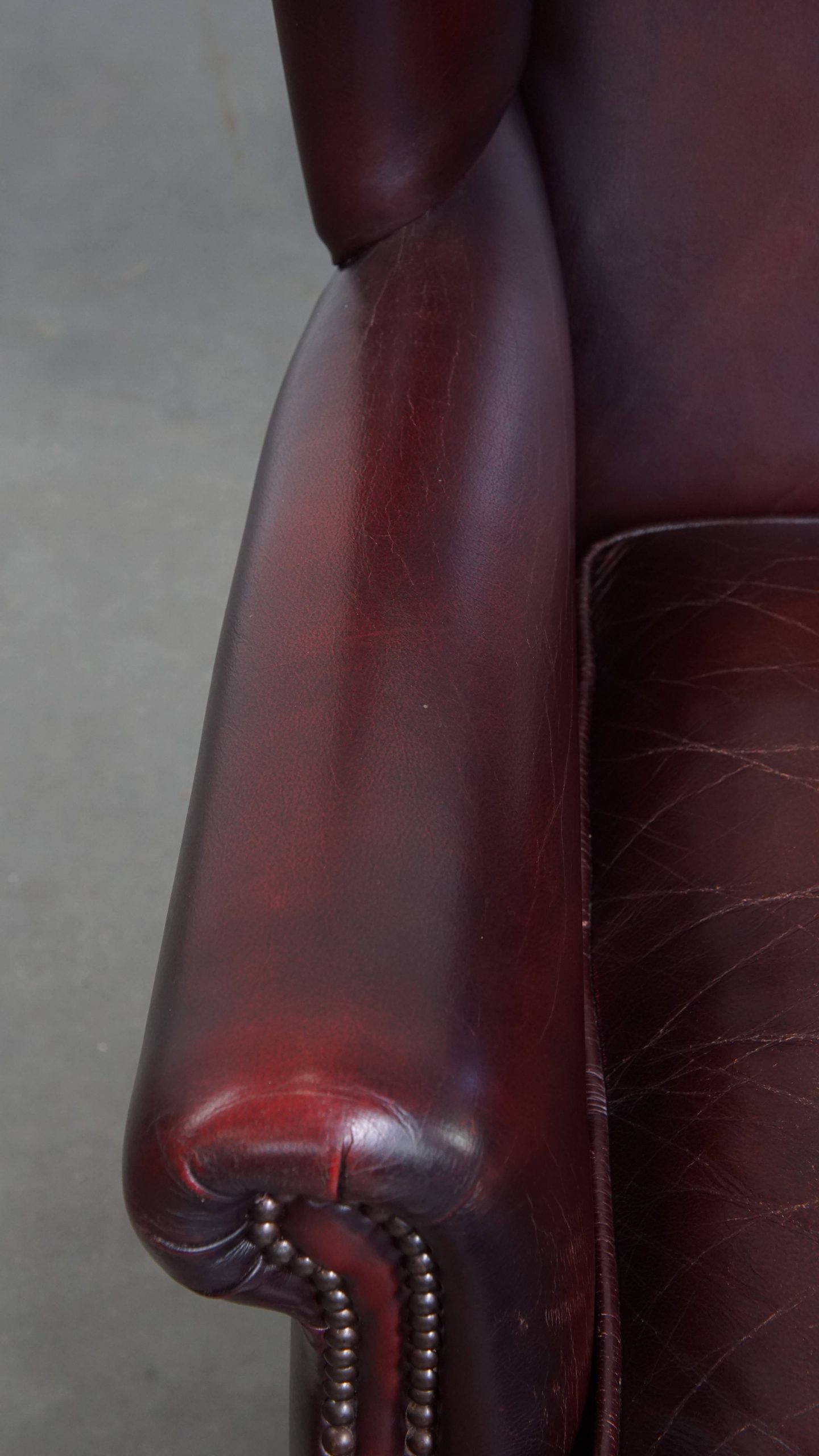 Set Van 2 Mooie En Comfortabele Bordeauxrode Rundleren Oorfauteuils + Hocker In Engelse Stijl image 10