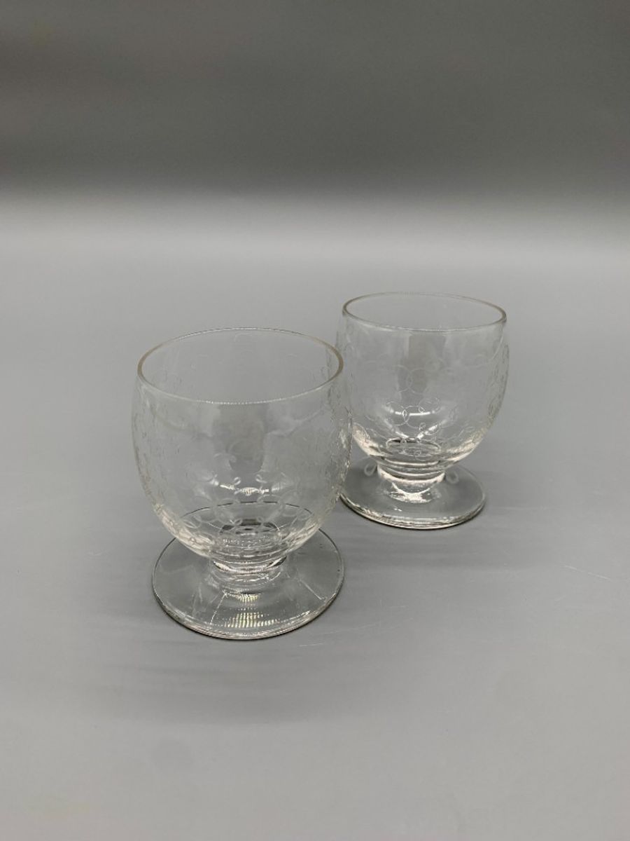Set Antieke Gegraveerde Voetglaasjes 2 Stuks image 4