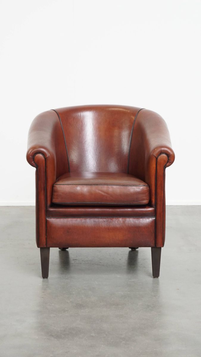 Mooie Tijdloze Schapenleren Clubfauteuil In Een Warme Diepe Kleur En Afgewerkt Met Zwarte Biezen image 2