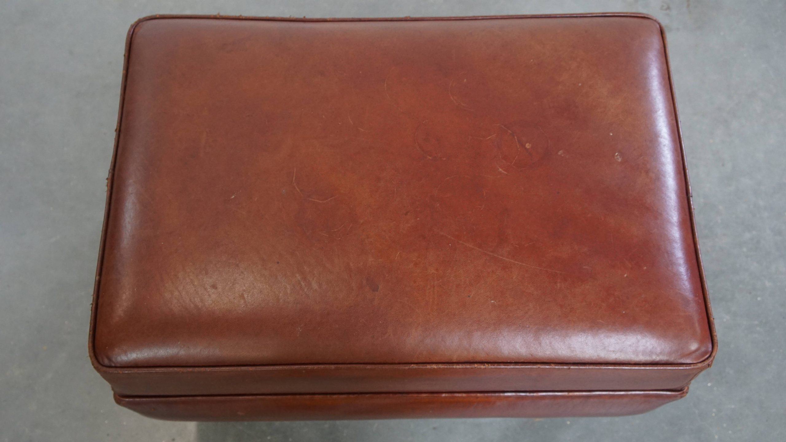 Comfortabele En Karaktervolle Set Van 2 Schapenleren Chesterfield Fauteuils Met Hocker image 25
