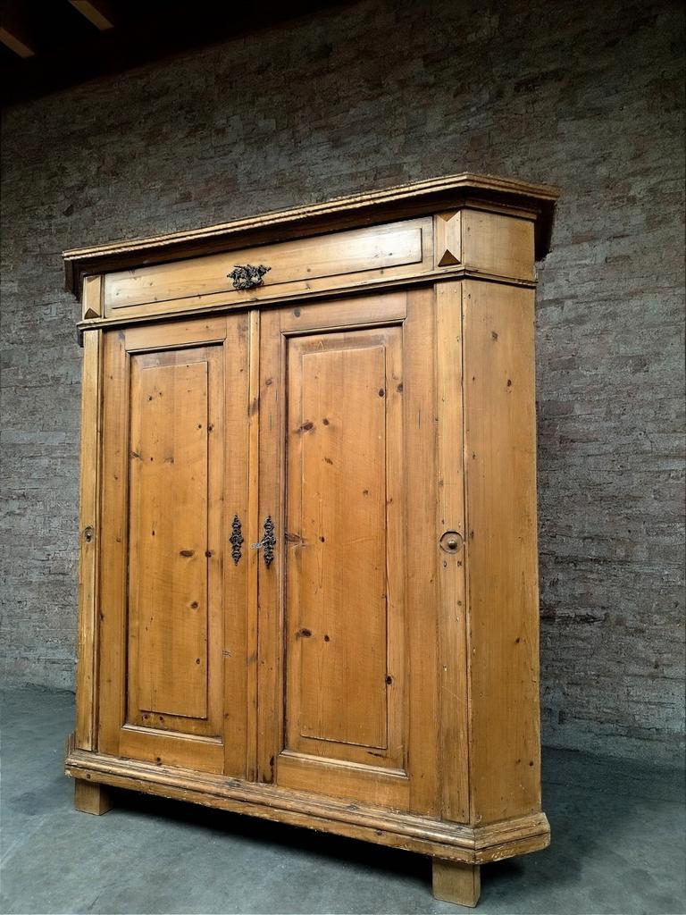 Oud Grenen Hoekkast / Meidenkast / Linnenkast image 2