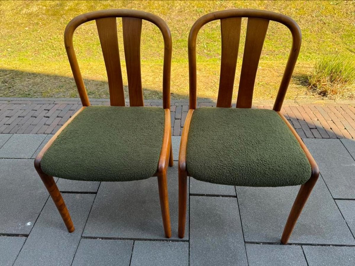 2 Hergestoffeerde Casala Stoelen image 10