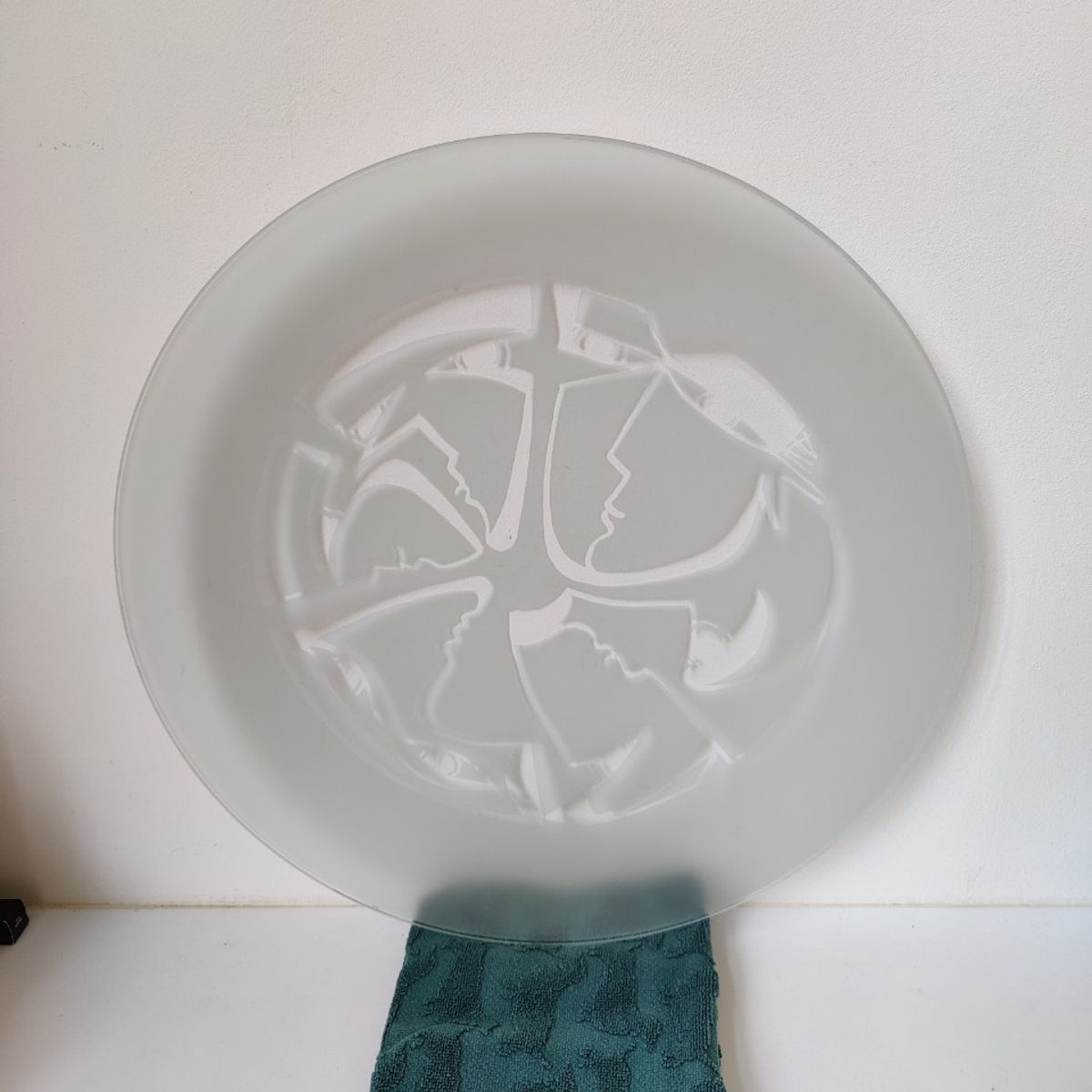 Glazen Schaal Met Geëtst Patroon Van Maskers Ca 1990 - 2000 image 8